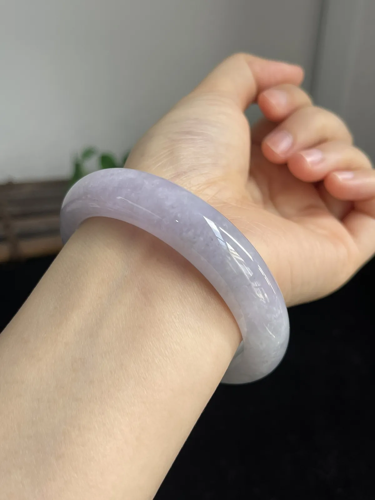 正圈56.7圈口，翡翠糯化种白色手镯