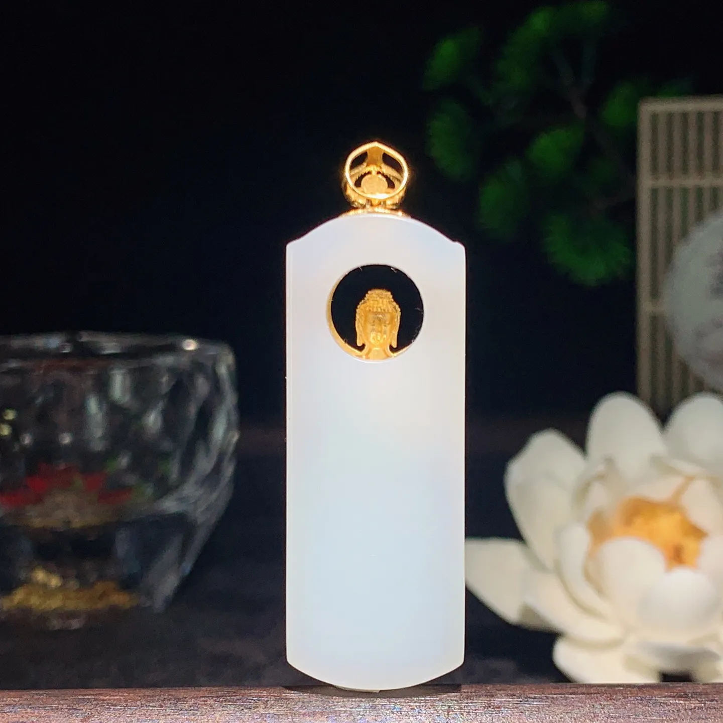 新疆和田玉白玉羊脂白18k金大日如来挂件 尺寸45/17/5重11.7克。玉质细腻油润。手推出油。佩戴高端典雅。lt260209