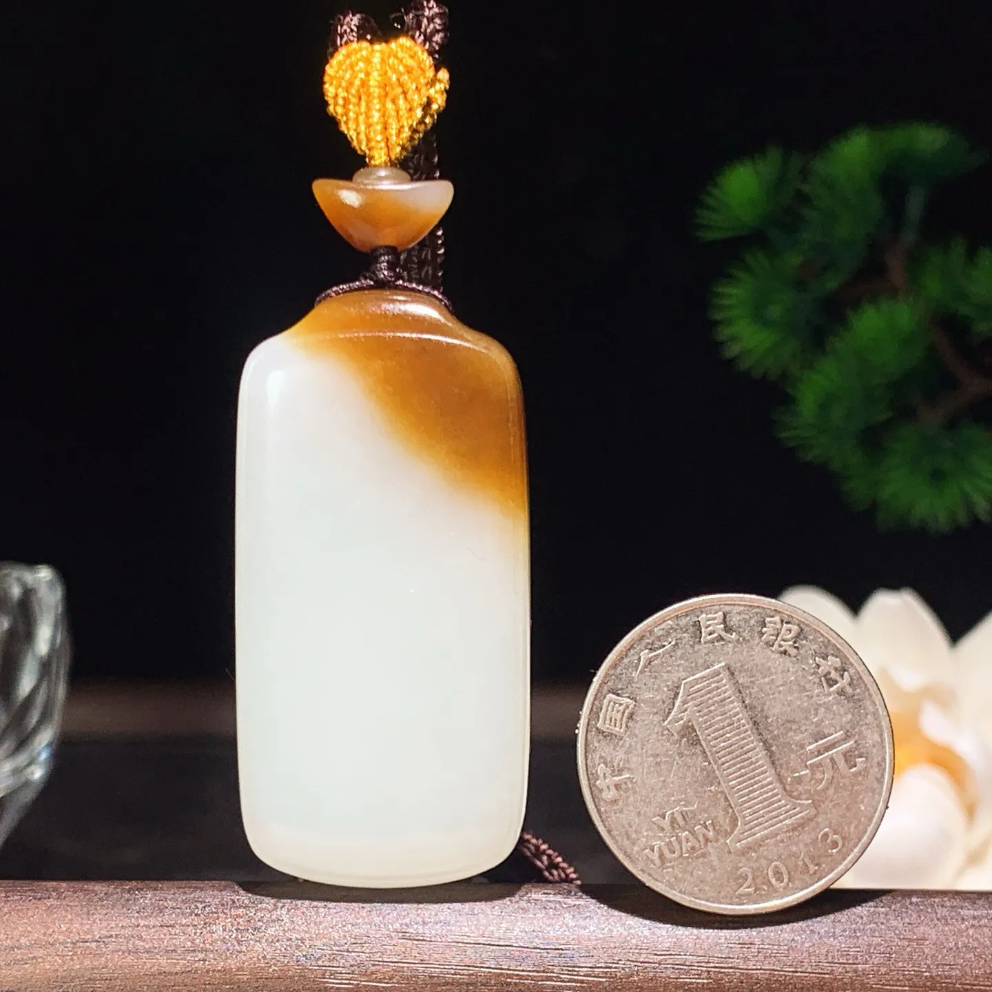 新疆和田玉白玉且末糖羊脂平安无事挂件 尺寸47/23/10重32克。玉质细腻油润。手推出油。佩戴高端典雅。lt260209