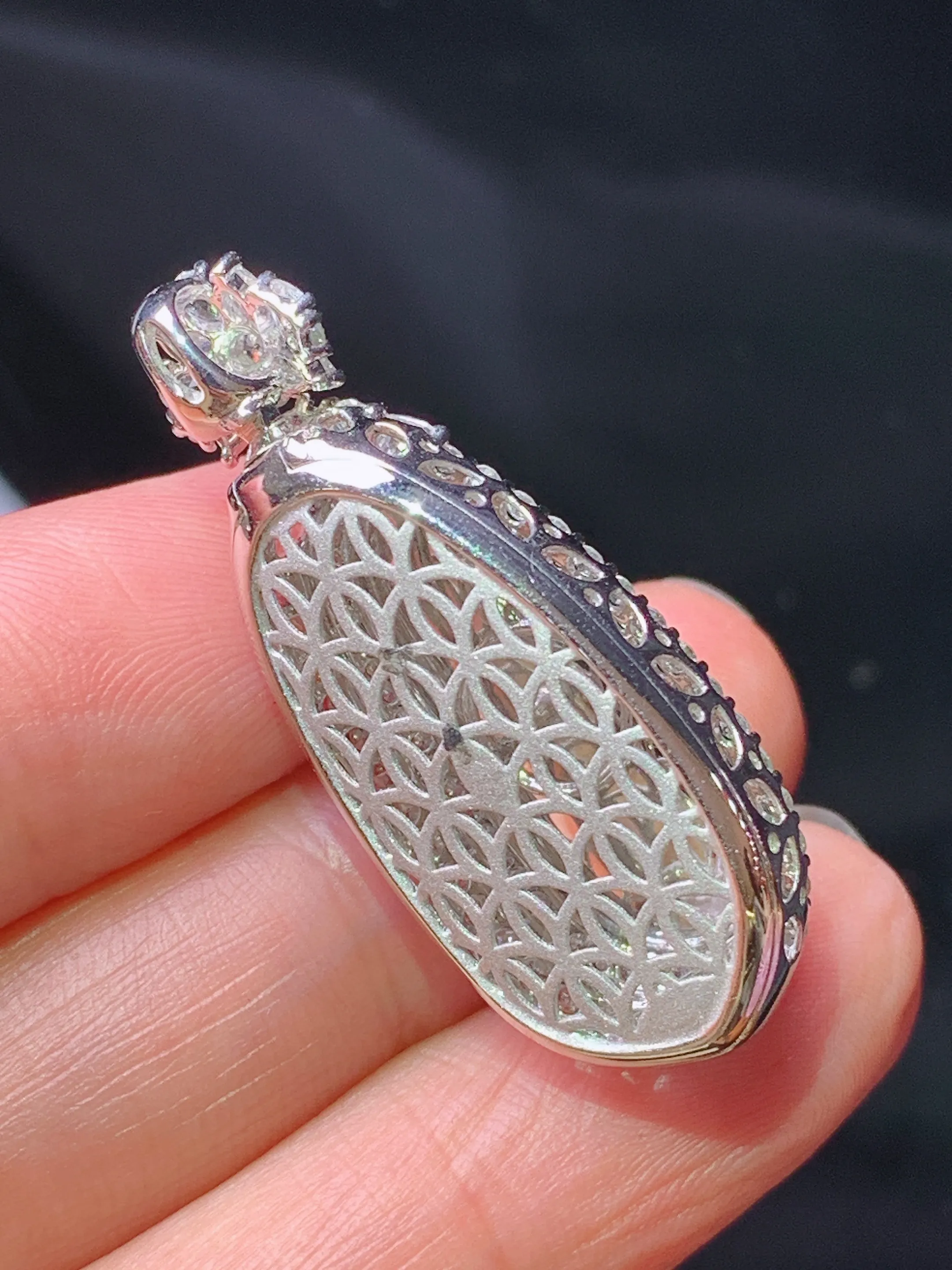 18k金钻镶嵌翠绿四季豆吊坠 玉质细腻 色泽艳丽清新 整体尺寸37*15.2*12.6