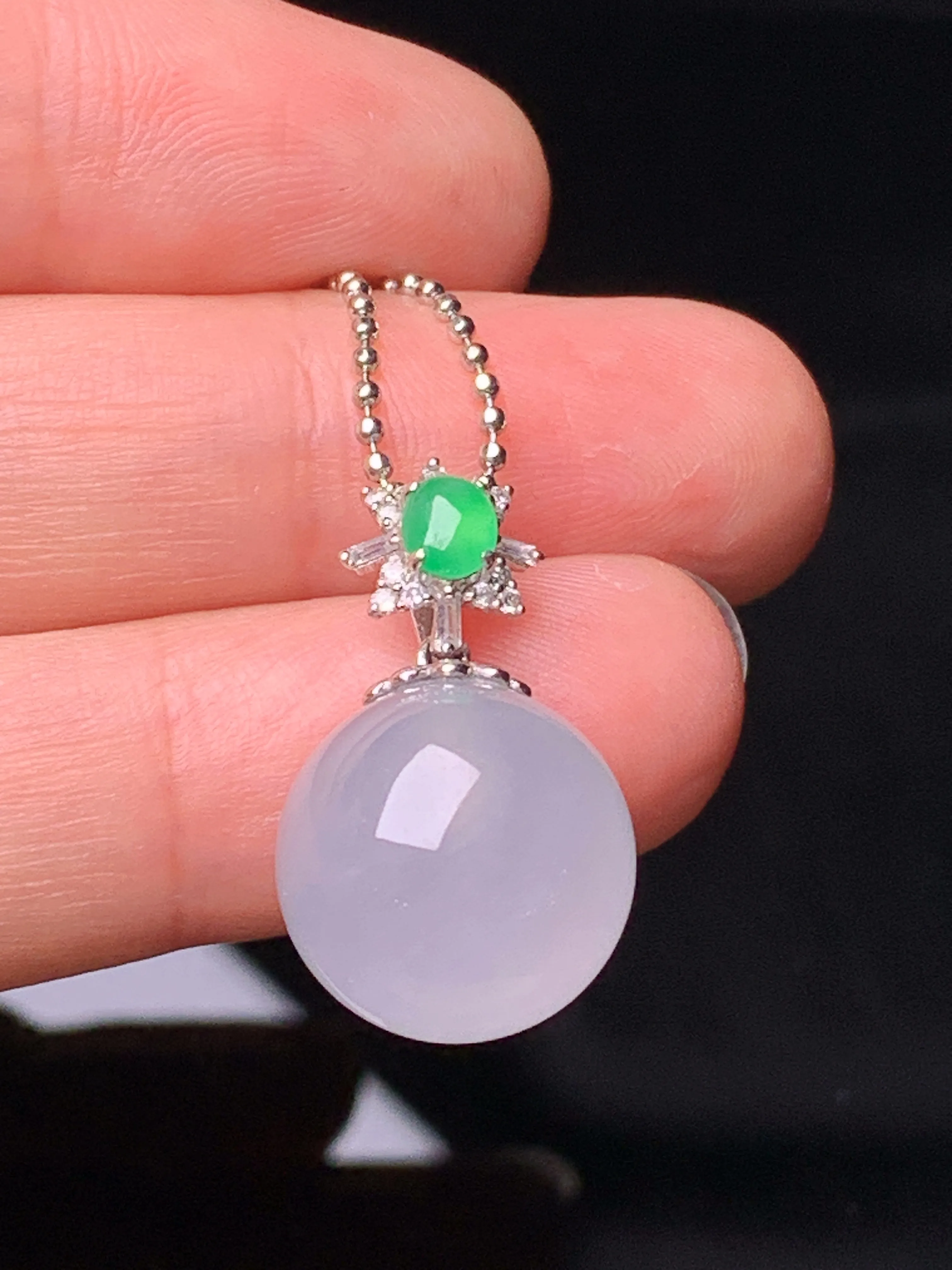 18k金钻镶嵌冰种圆珠吊坠 玉质细腻 色泽艳丽清新 整体尺寸23.5*13.6