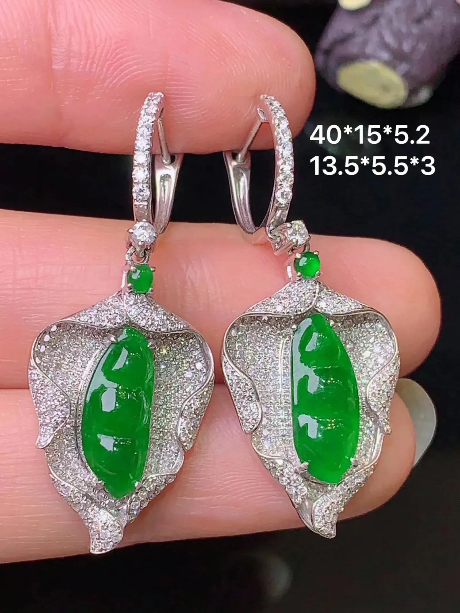 18k金钻镶嵌满绿四季豆耳坠 玉质细腻 色泽艳丽清新 整体尺寸40*15*5.2