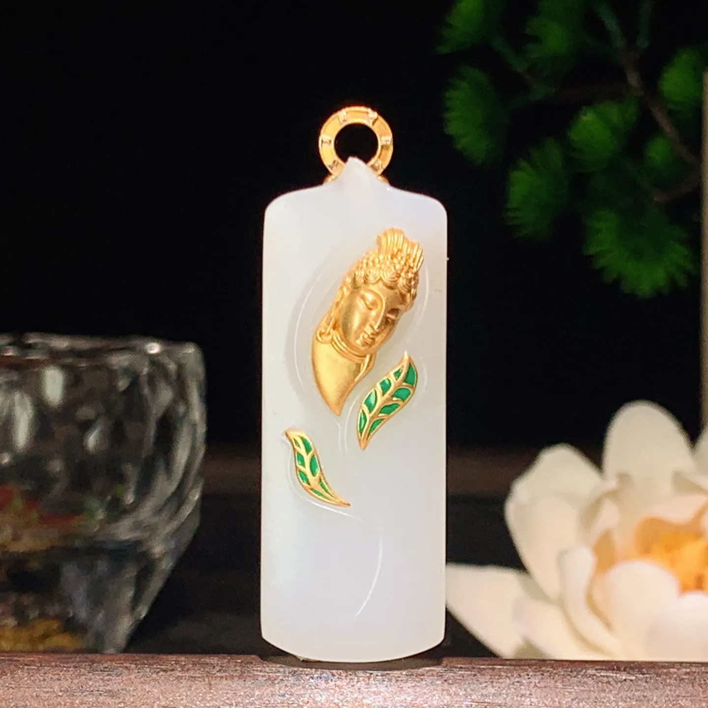 新疆和田玉白玉羊脂18k金观音挂件 尺寸46/17/5重11.7克。玉质细腻油润。手推出油。佩戴高端