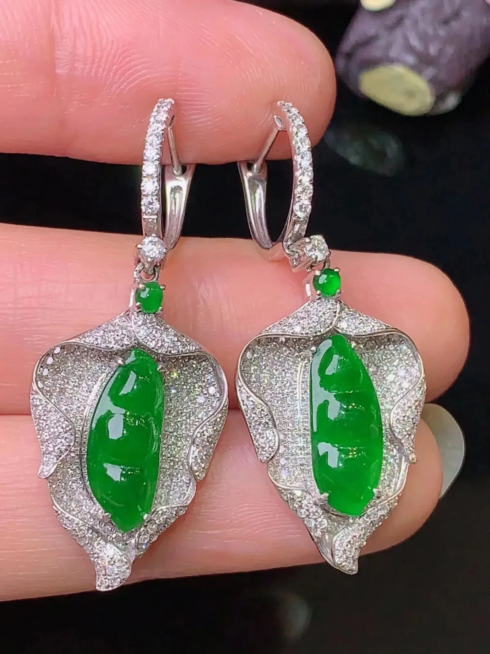 18k金钻镶嵌满绿四季豆耳坠 玉质细腻 色泽艳丽清新 整体尺寸40*15*5.2