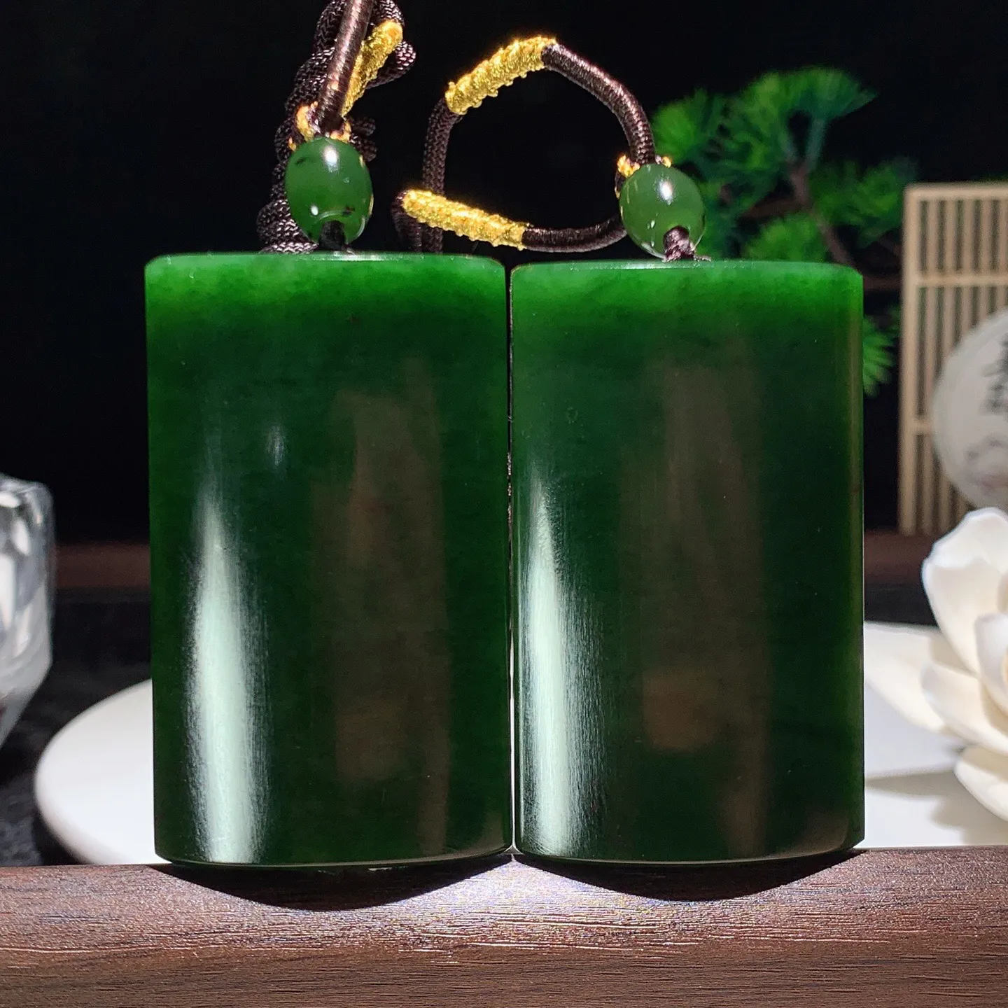 一个价！和田玉菠菜绿绿俄罗斯碧玉平安无事牌挂件。尺寸52/31/10重42.6克 玉质细腻油润 底色