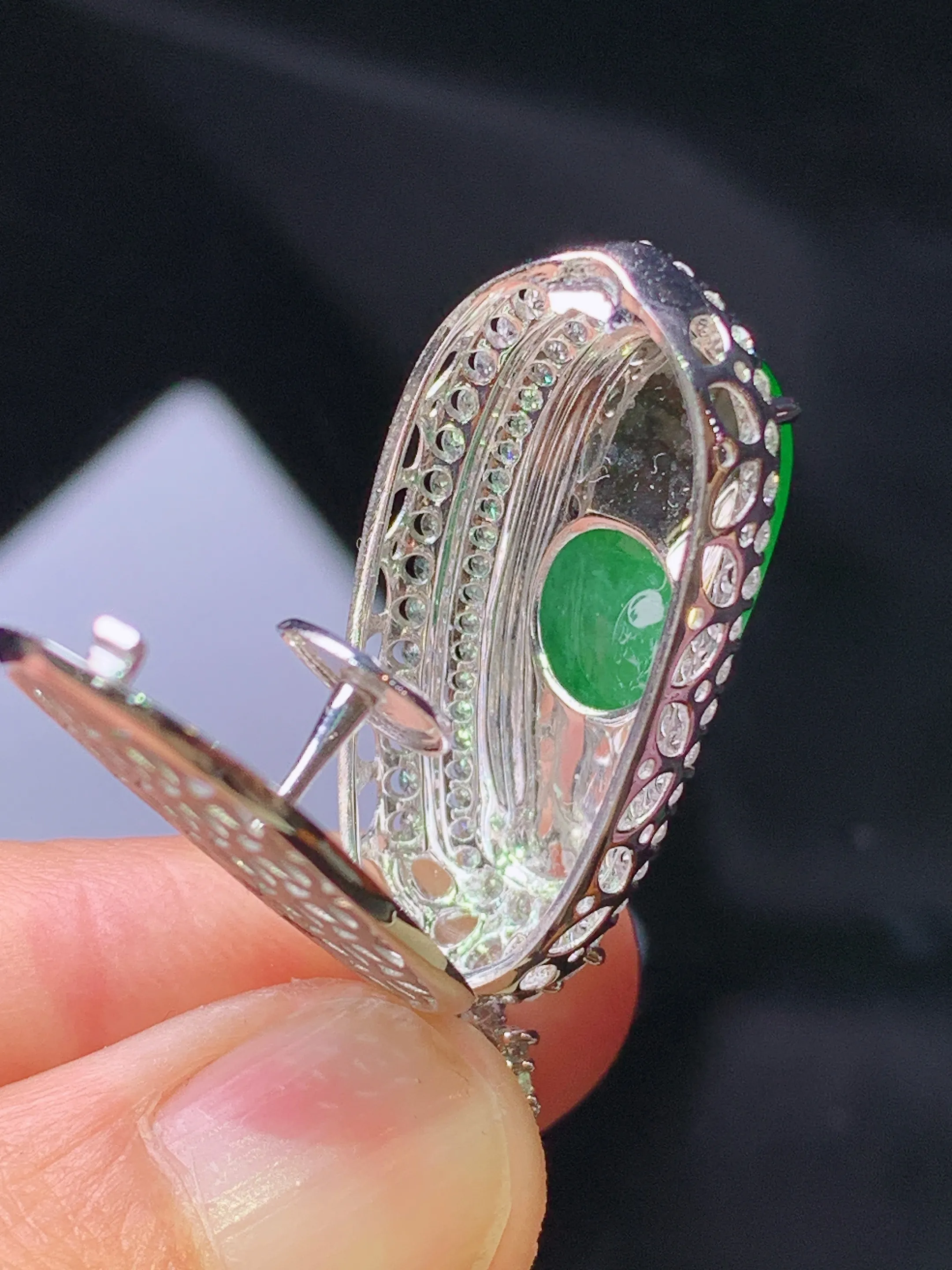 18k金钻镶嵌翠绿四季豆吊坠 玉质细腻 色泽艳丽清新 整体尺寸37*15.2*12.6