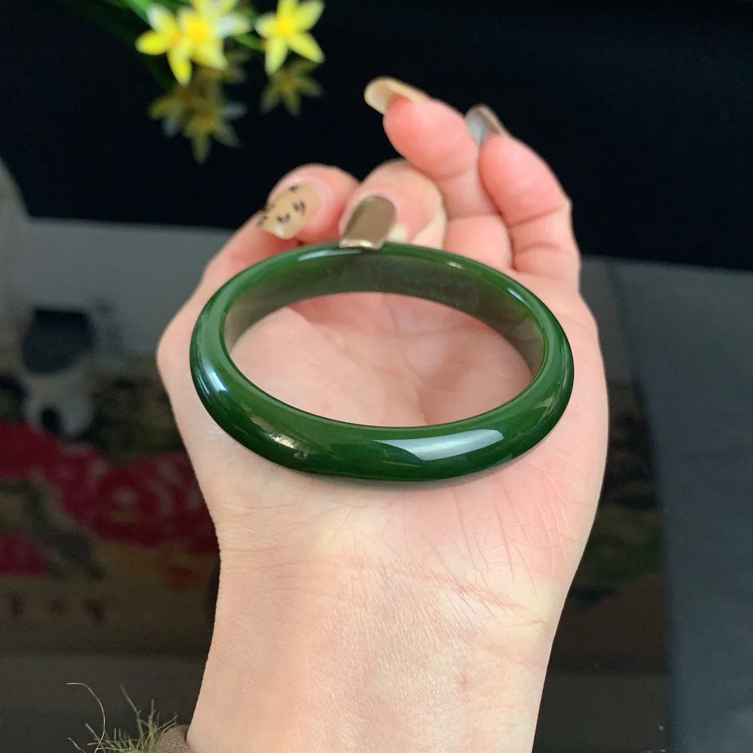 和田玉碧玉51.5圈口菠菜绿碧玉手镯！玉质细腻油润 底色纯净 无裂无杂 脂粉好，品质高