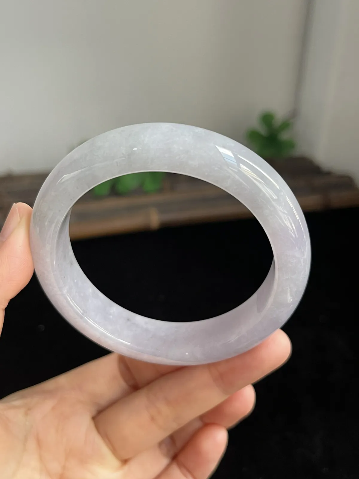 正圈56.7圈口，翡翠糯化种白色手镯