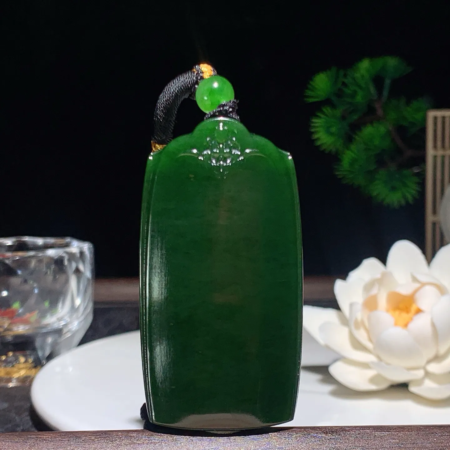 和田玉菠菜绿绿俄罗斯碧玉平安无事牌挂件。尺寸61/32/9重48.8克 玉质细腻油润 底色纯净 脂粉好，品质好。lt26209