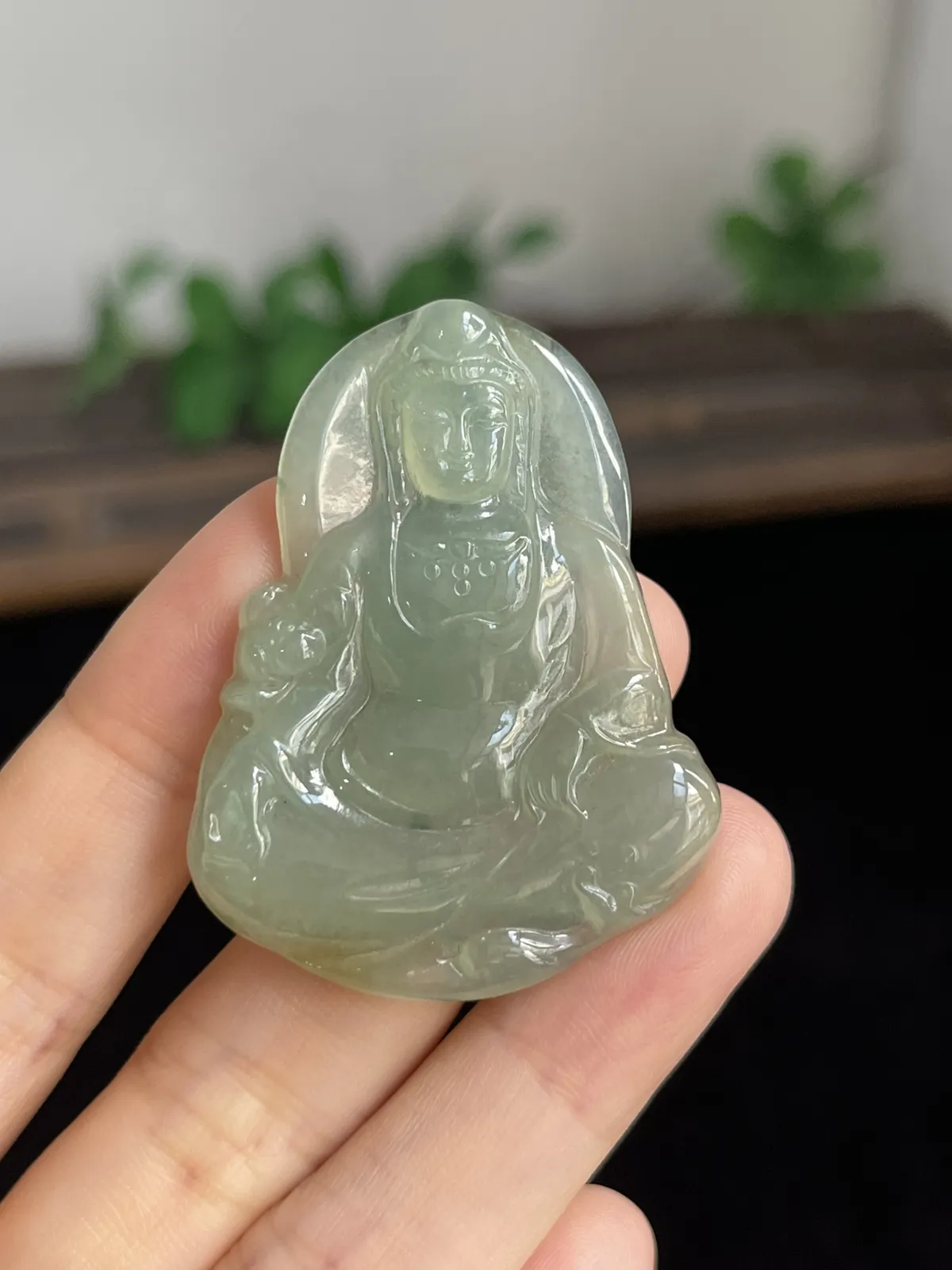 翡翠冰糯种浅绿色吊坠