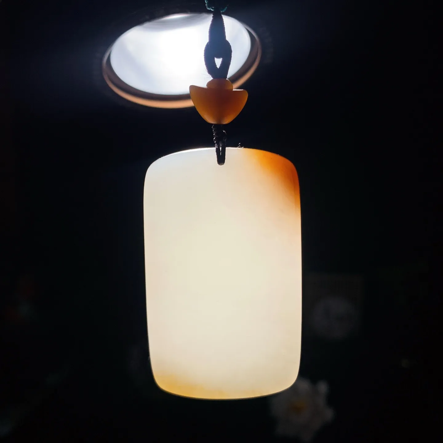 新疆和田玉白玉且末糖羊脂平安无事挂件 尺寸53/32/9重45克。玉质细腻油润。手推出油。佩戴高端典雅。lt260209