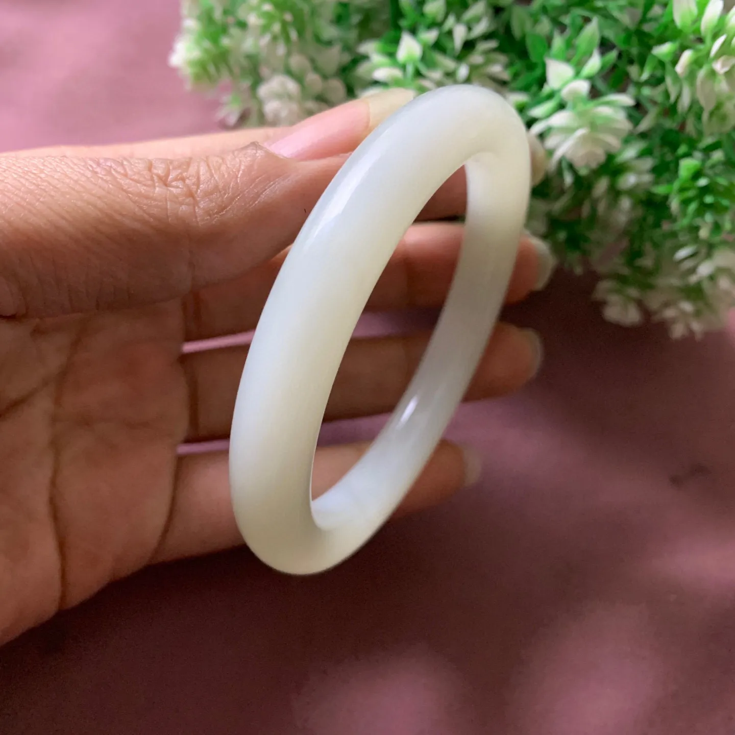 冰白，和田玉61圈口羊脂白手镯【挽间柔情】，镯型古朴典雅。在诗情画意的雨巷相遇，你是我腕间的一抹风情