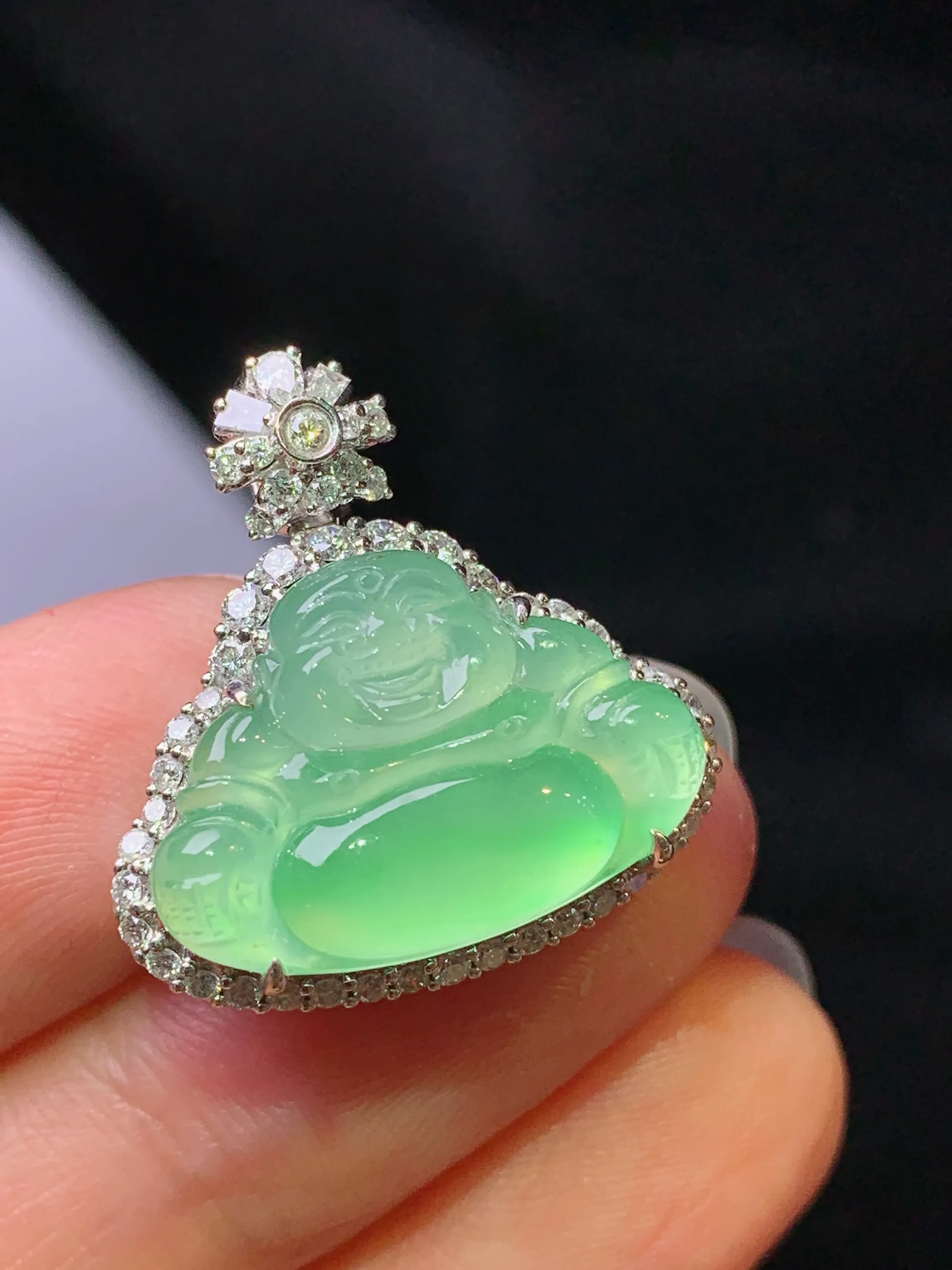 18k金钻镶嵌翠绿佛公吊坠 玉质细腻 色泽艳丽清新 整体尺寸22.6*21.7*9