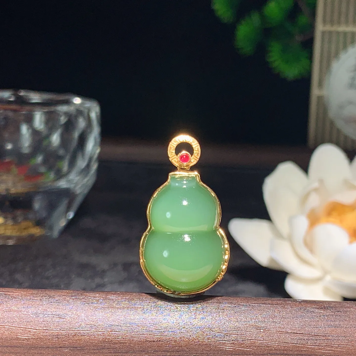 和田玉阳绿18k金俄罗斯碧玉福禄葫芦挂件 尺寸21/16/10重7克。玉质细腻油润。手推出油。佩戴高端典雅。lt2601209