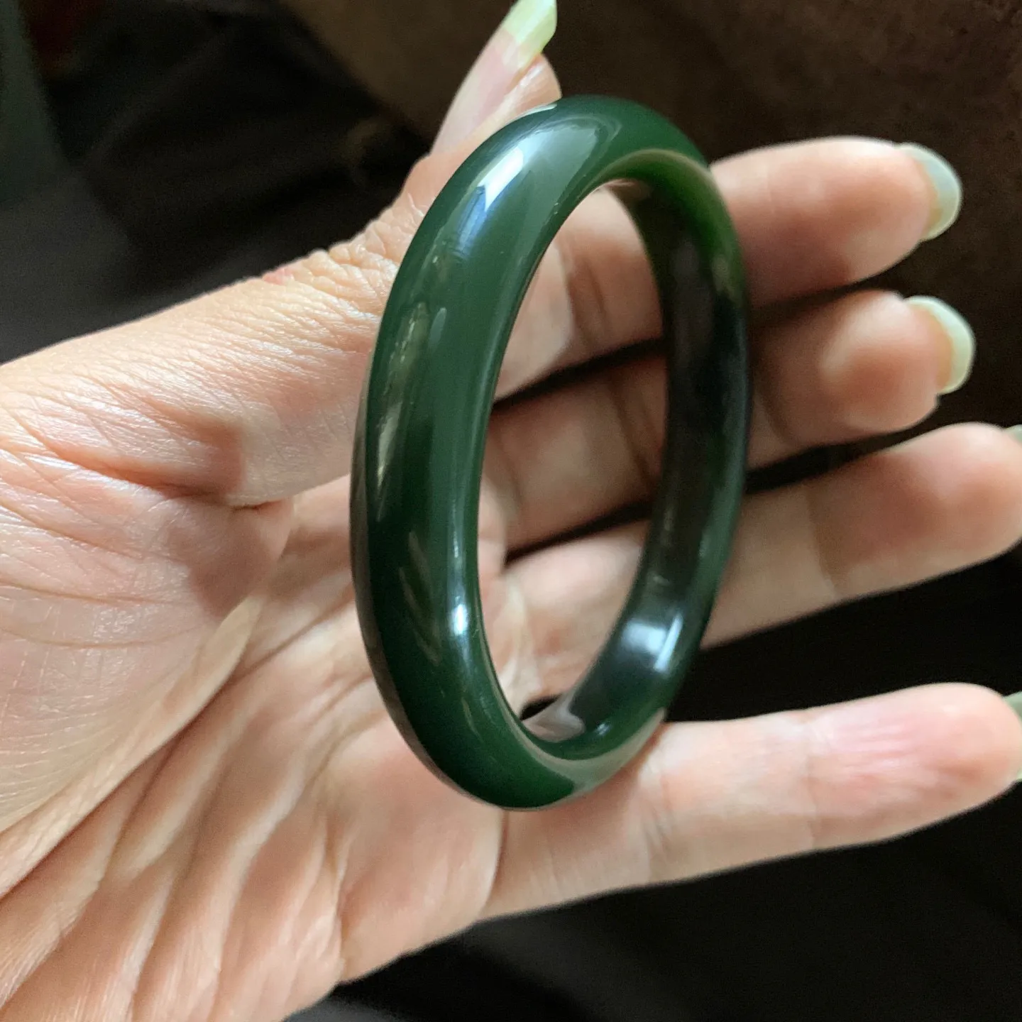和田玉56圈口碧玉菠菜绿手镯，肉眼几乎无结构，镯型古朴典雅。在诗情画意的雨巷相遇，你是我腕间的一抹风