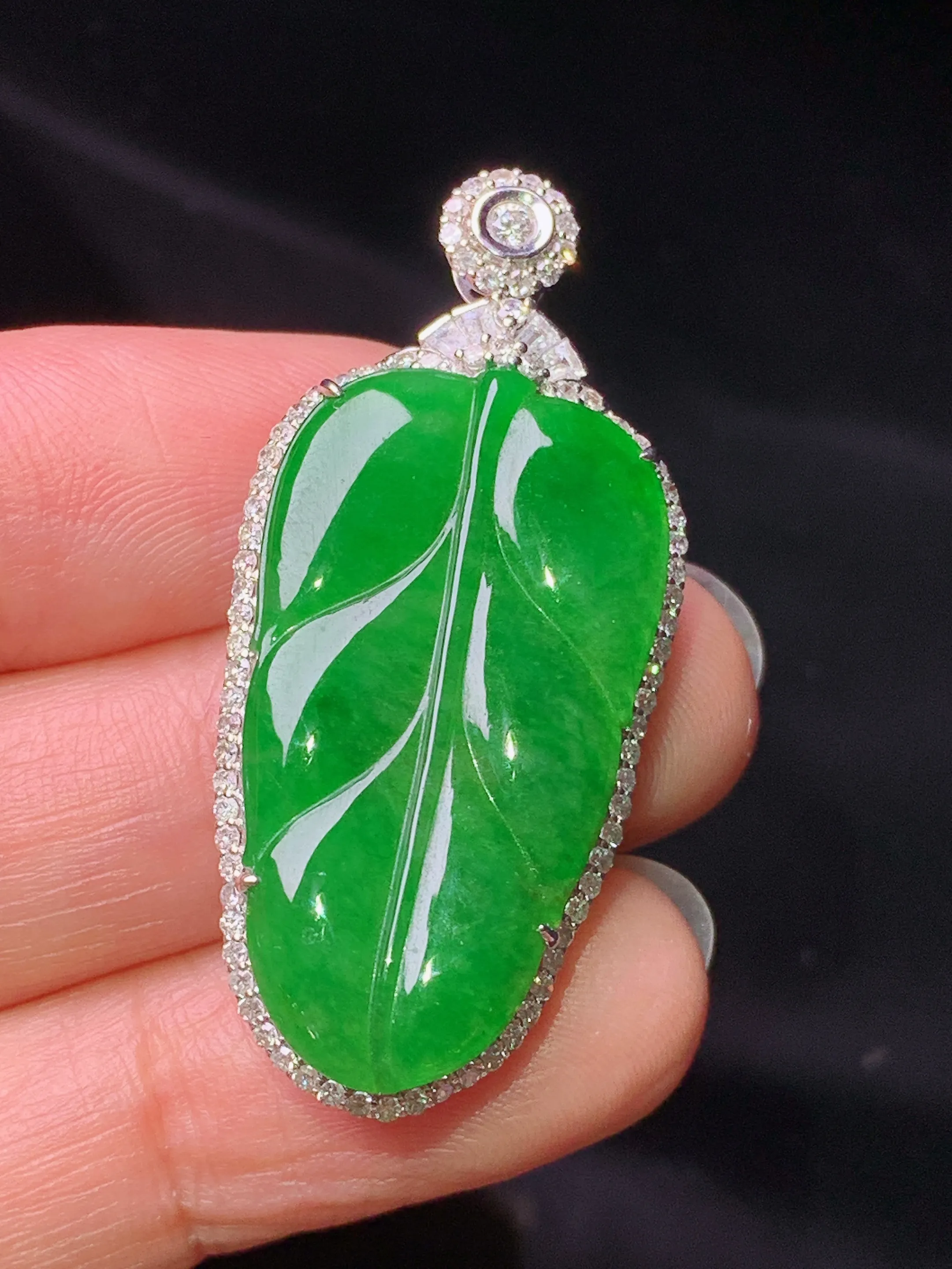 18k金钻镶嵌满绿树叶吊坠 玉质细腻 色泽艳丽清新 整体尺寸40.3*18.5*7