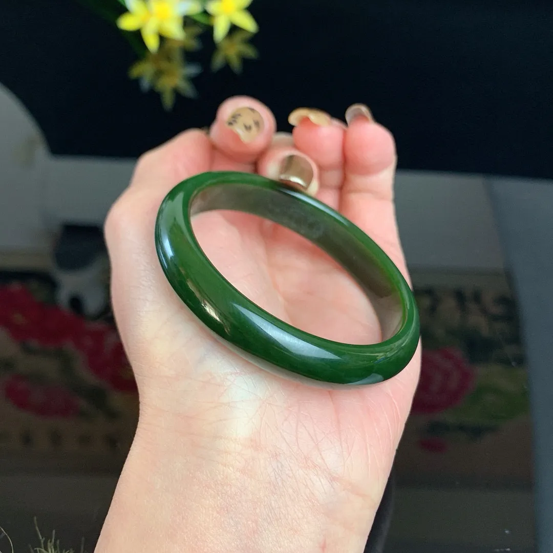 和田玉碧玉51.5圈口菠菜绿碧玉手镯！玉质细腻油润 底色纯净 无裂无杂 脂粉好，品质高