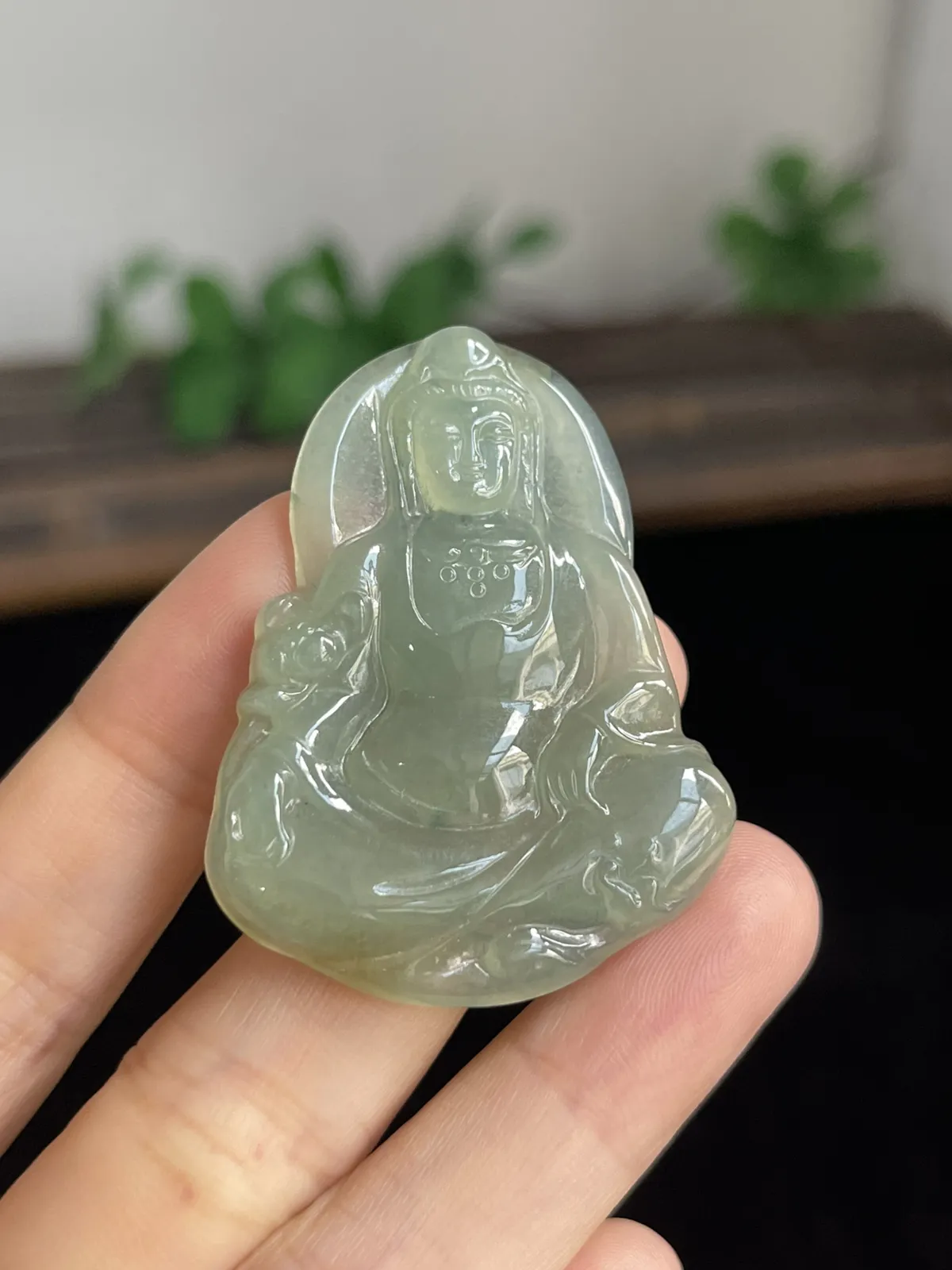 翡翠冰糯种浅绿色吊坠