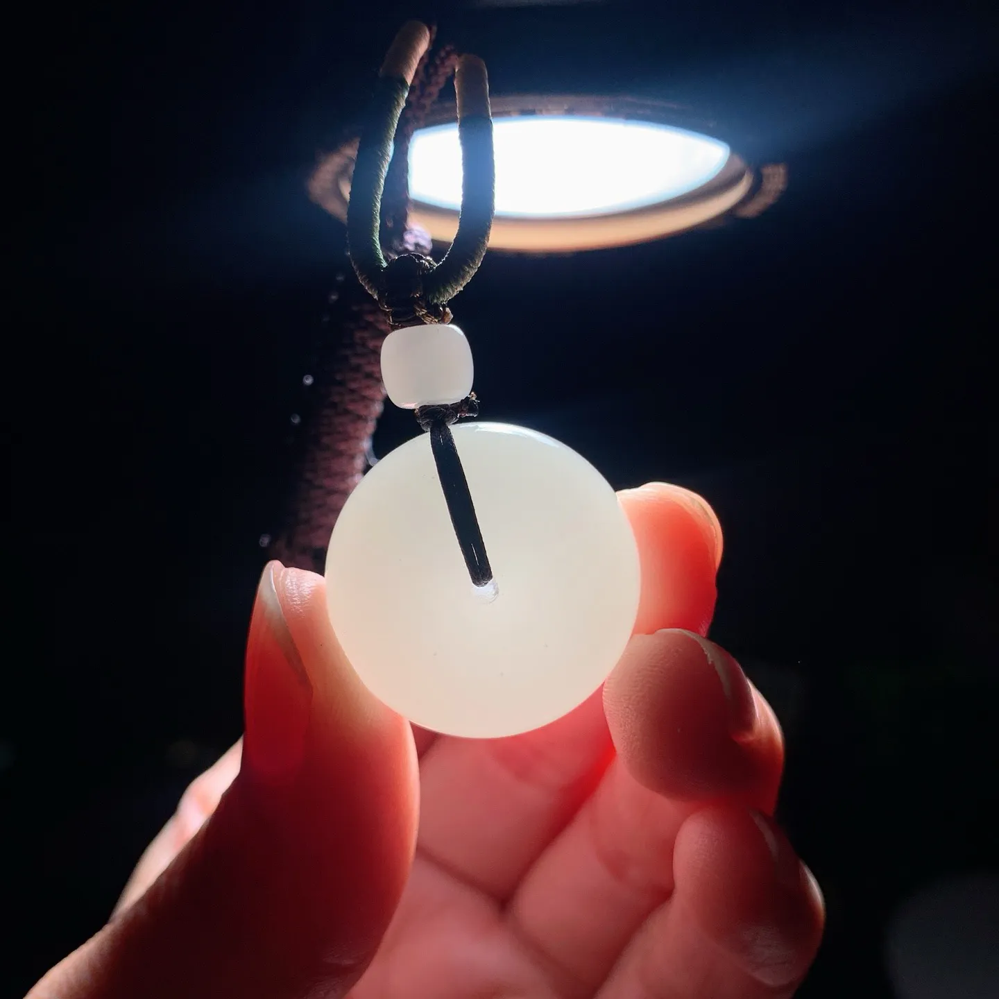 新疆和田玉平安扣挂件。尺寸24/12重15.4克 玉质细腻油润 底色纯净 脂粉好，品质好！lt26209