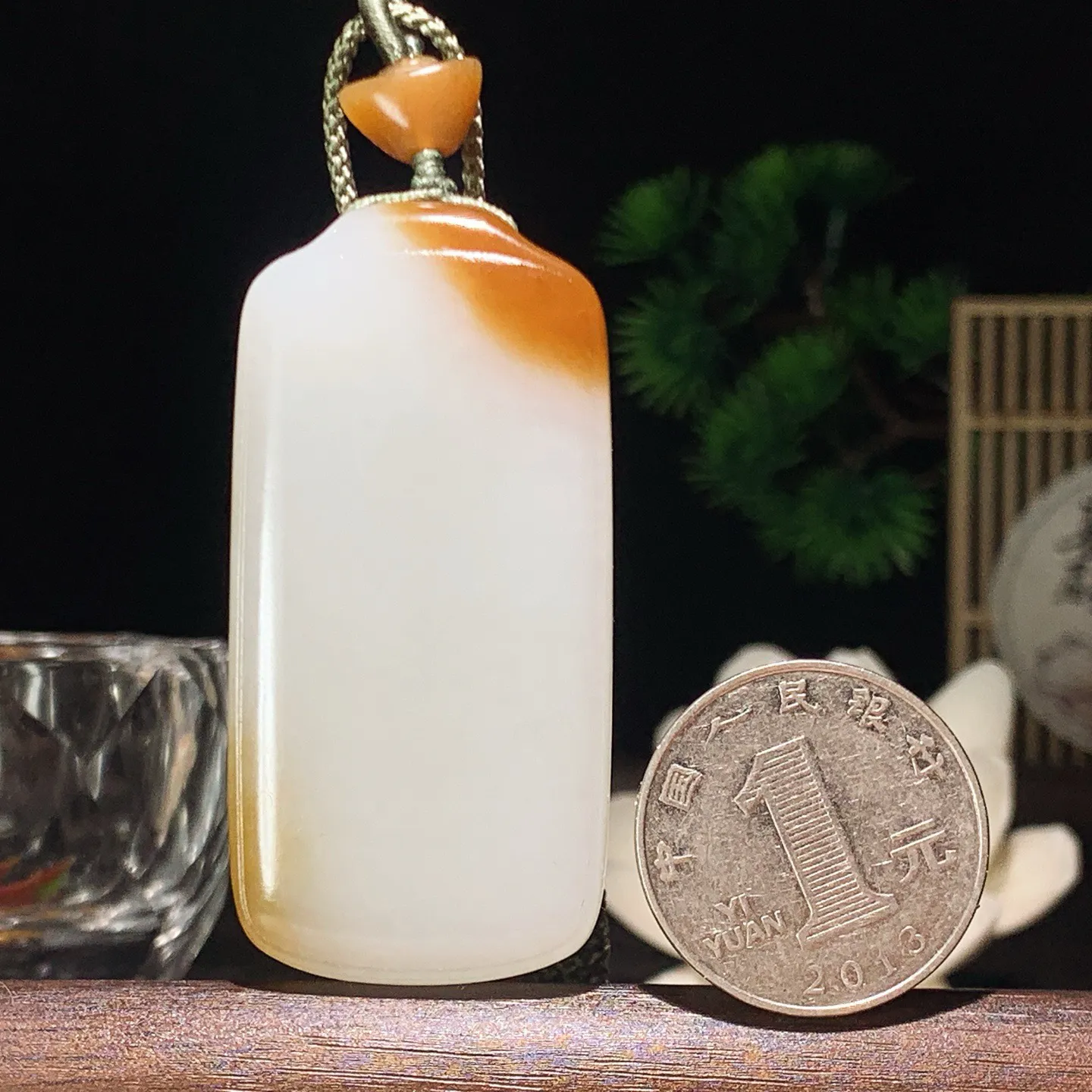 新疆和田玉白玉且末糖羊脂平安无事挂件 尺寸56/27/10重42克。玉质细腻油润。手推出油。佩戴高端典雅。lt260209