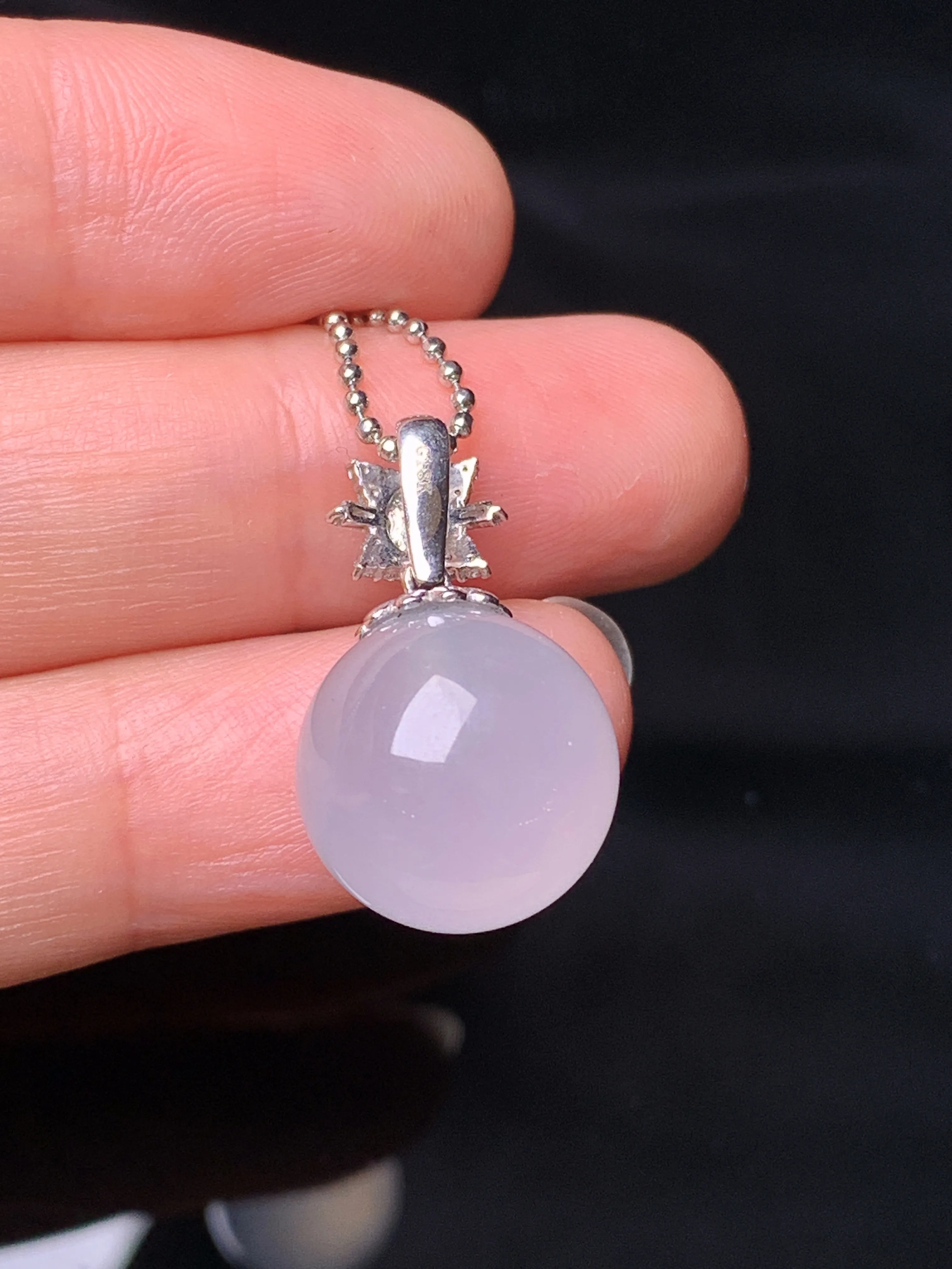 18k金钻镶嵌冰种圆珠吊坠 玉质细腻 色泽艳丽清新 整体尺寸23.5*13.6