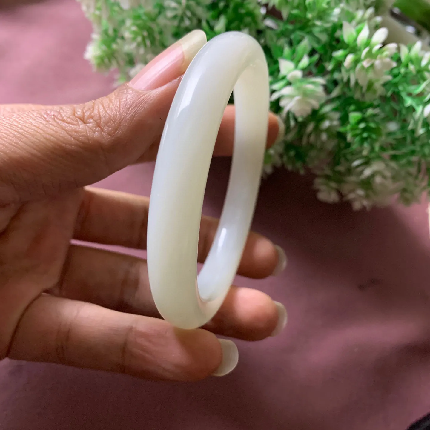 冰白，和田玉61圈口羊脂白手镯【挽间柔情】，镯型古朴典雅。在诗情画意的雨巷相遇，你是我腕间的一抹风情，有你眸有深情.清风荡漾湖间静水，我愿俯身低眉，在烟波涟漪处寻