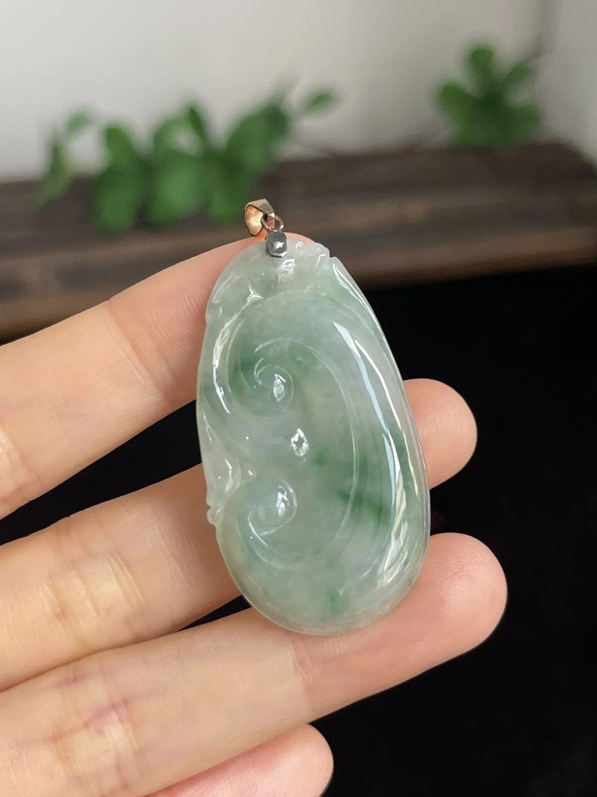 翡翠冰糯种飘绿如意