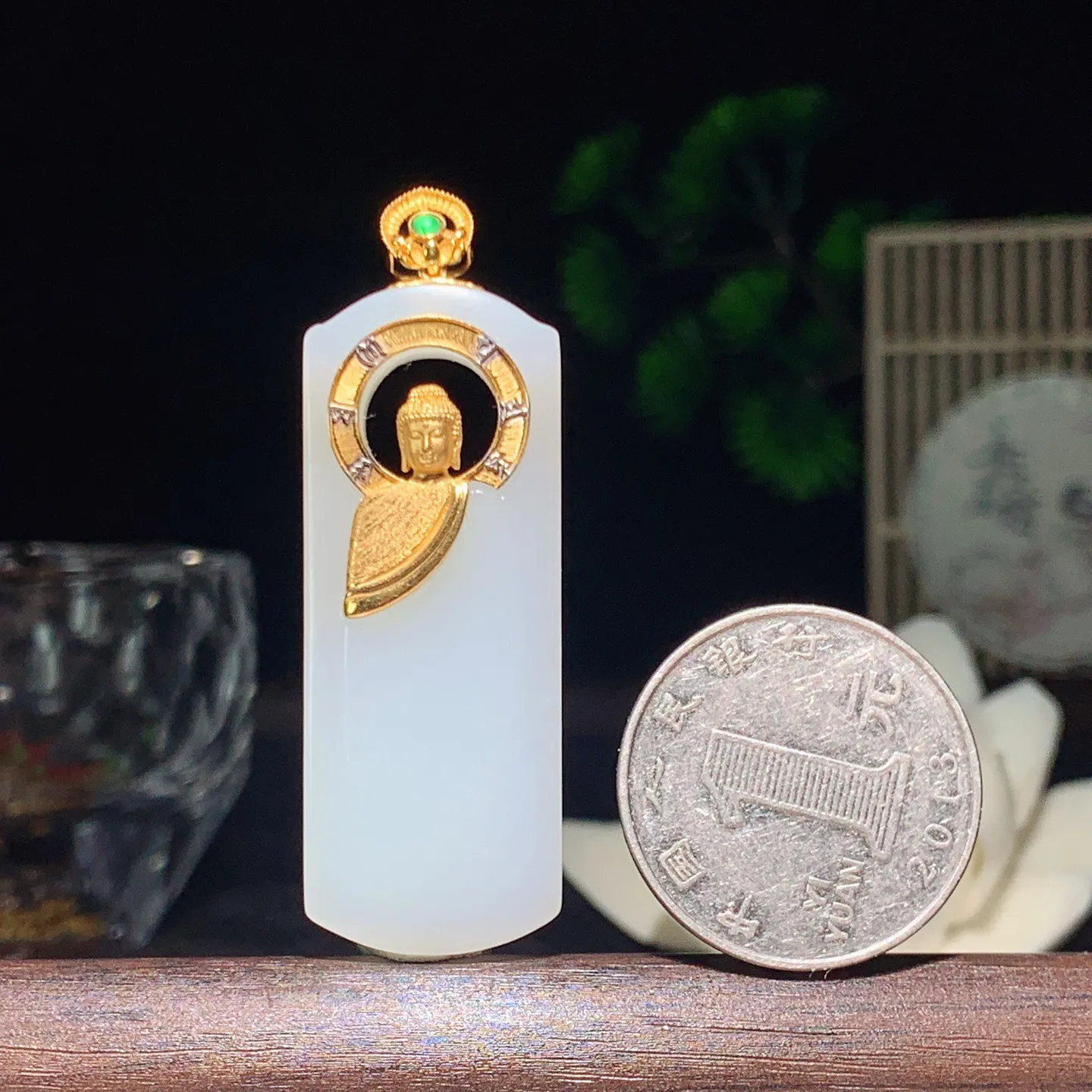 新疆和田玉白玉羊脂白18k金大日如来挂件 尺寸45/17/5重11.7克。玉质细腻油润。手推出油。佩戴高端典雅。lt260209