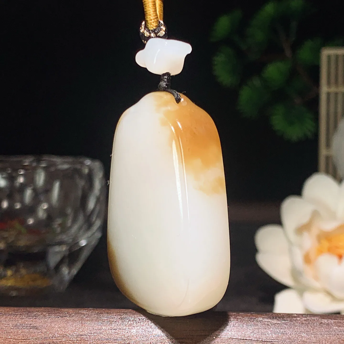 新疆和田玉白玉且末糖羊脂平安无事挂件 尺寸44/31/13重41.8克。玉质细腻油润。手推出油。佩戴高端典雅。lt260209