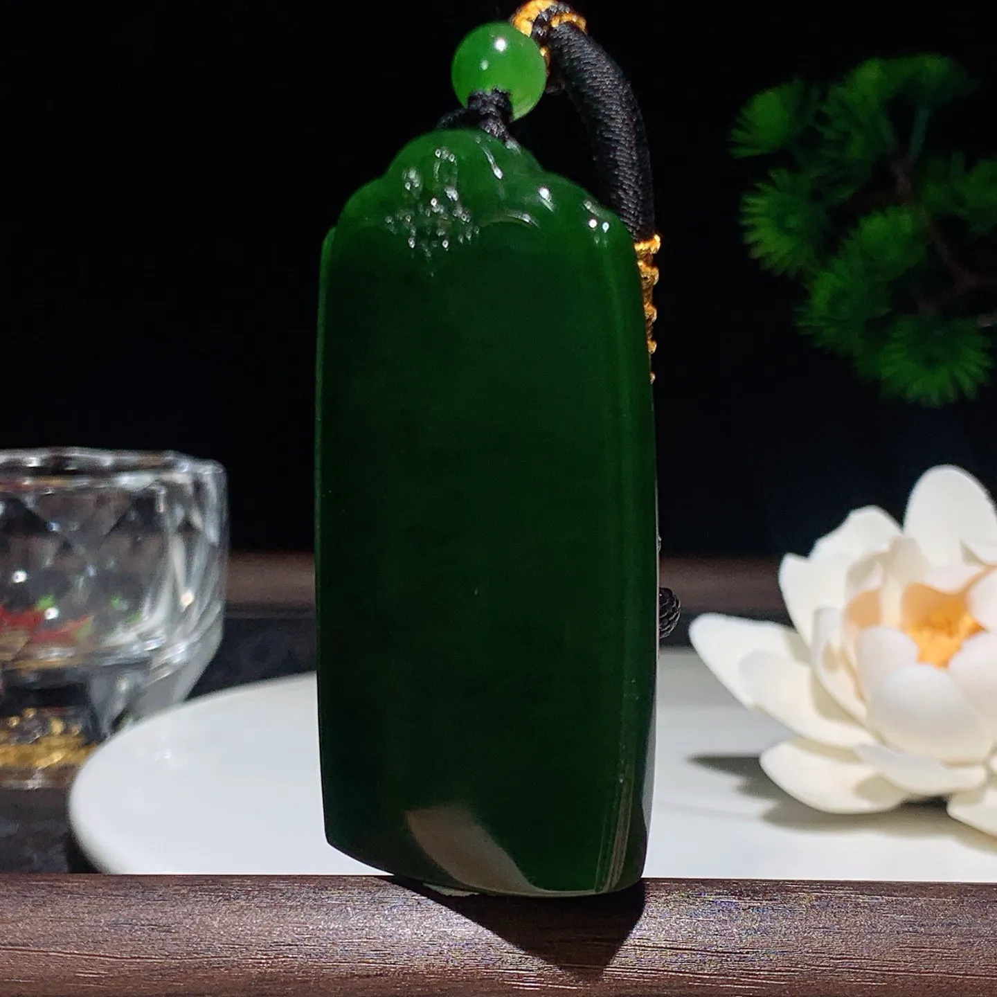 和田玉菠菜绿绿俄罗斯碧玉平安无事牌挂件。尺寸61/32/9重48.8克 玉质细腻油润 底色纯净 脂粉好，品质好。lt26209