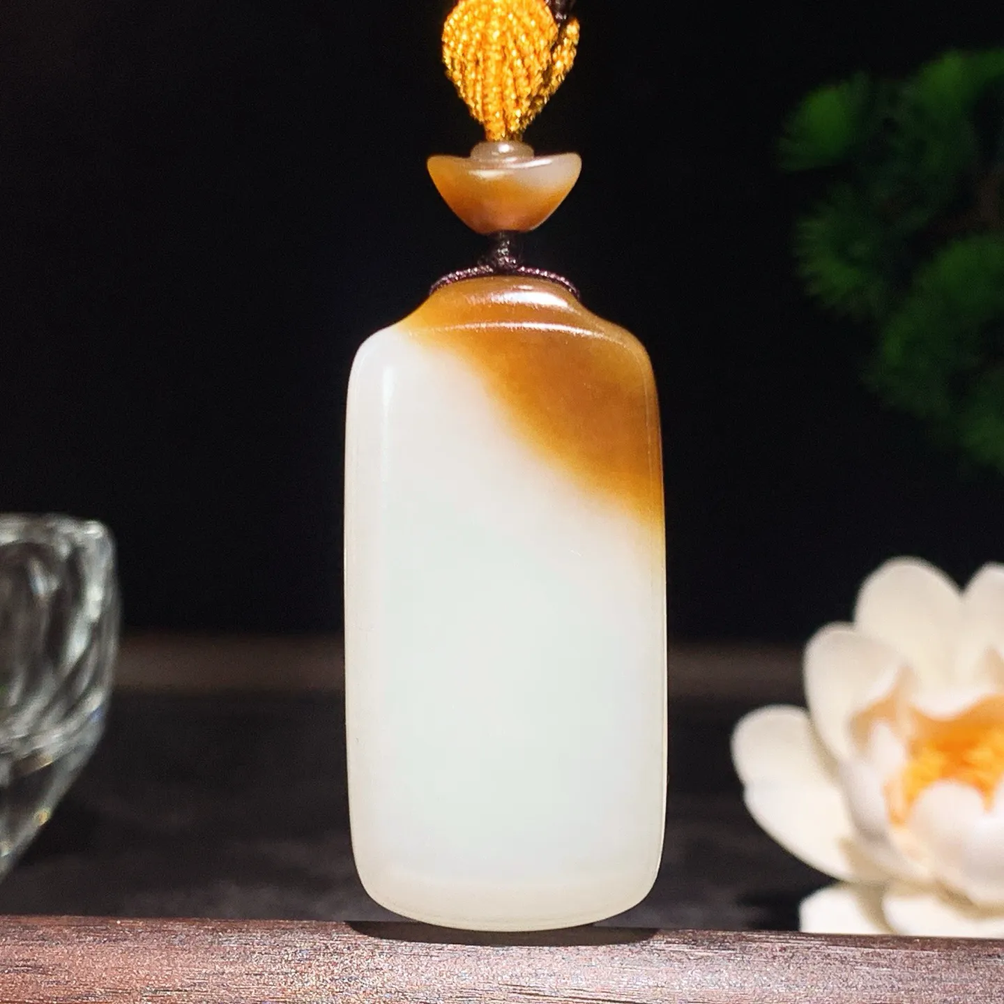 新疆和田玉白玉且末糖羊脂平安无事挂件 尺寸47/23/10重32克。玉质细腻油润。手推出油。佩戴高端