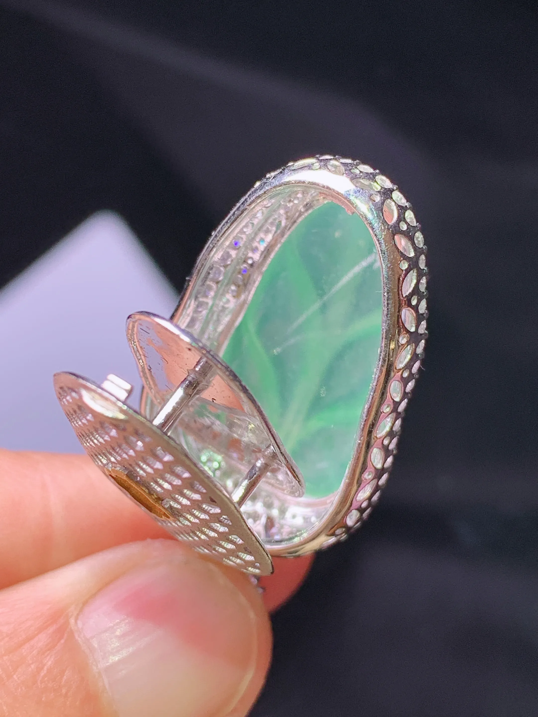 18k金钻镶嵌浅绿树叶吊坠 玉质细腻 色泽艳丽清新 整体尺寸38*19.2*10.8