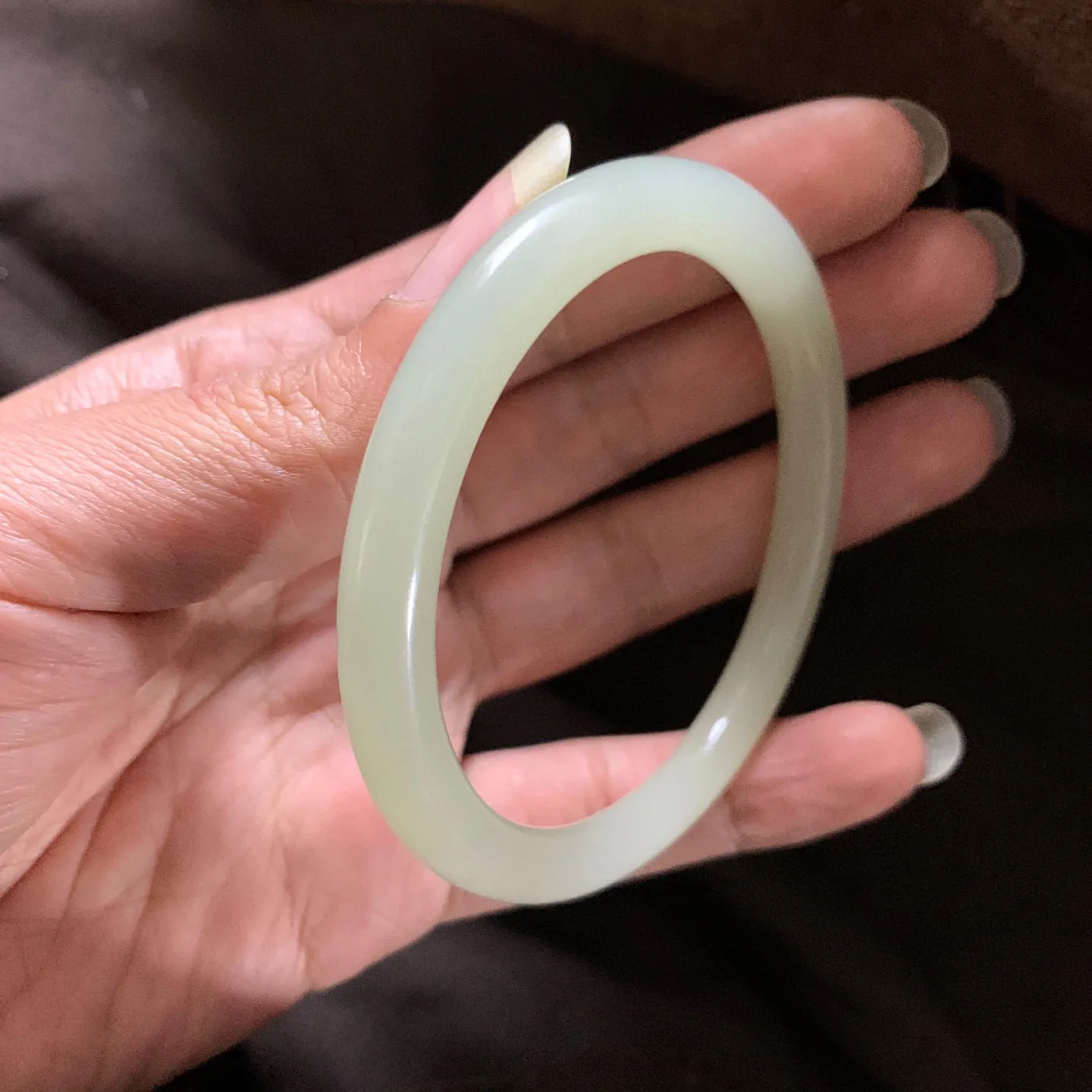 和田玉61圈口青白色手镯，镯型古朴典雅。在诗情画意的雨巷相遇，你是我腕间的一抹风情，有你眸有深情.清风荡漾湖间静水，我愿俯身低眉，在烟波涟漪处寻