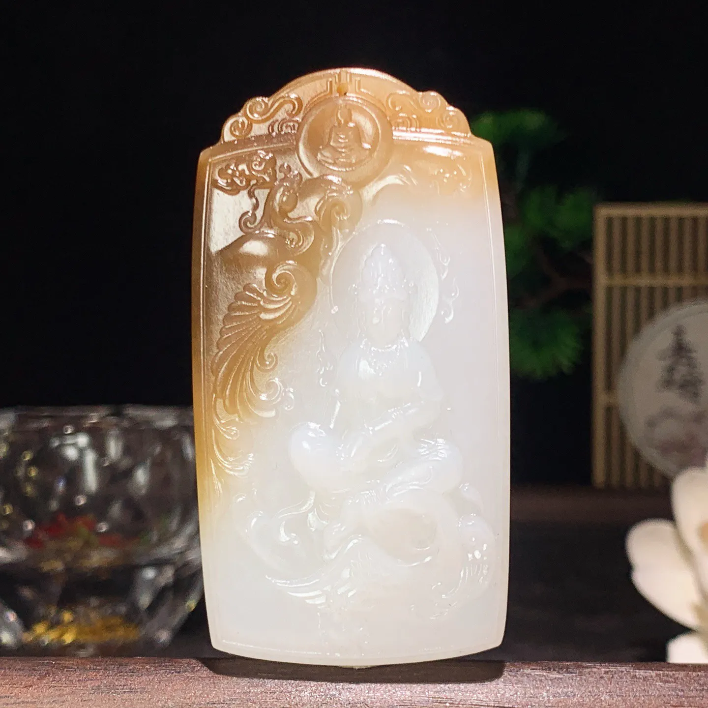 新疆和田玉白玉且末糖观音挂件 尺寸67/35/12重61克。玉质细腻油润。手推出油。佩戴高端典雅。l