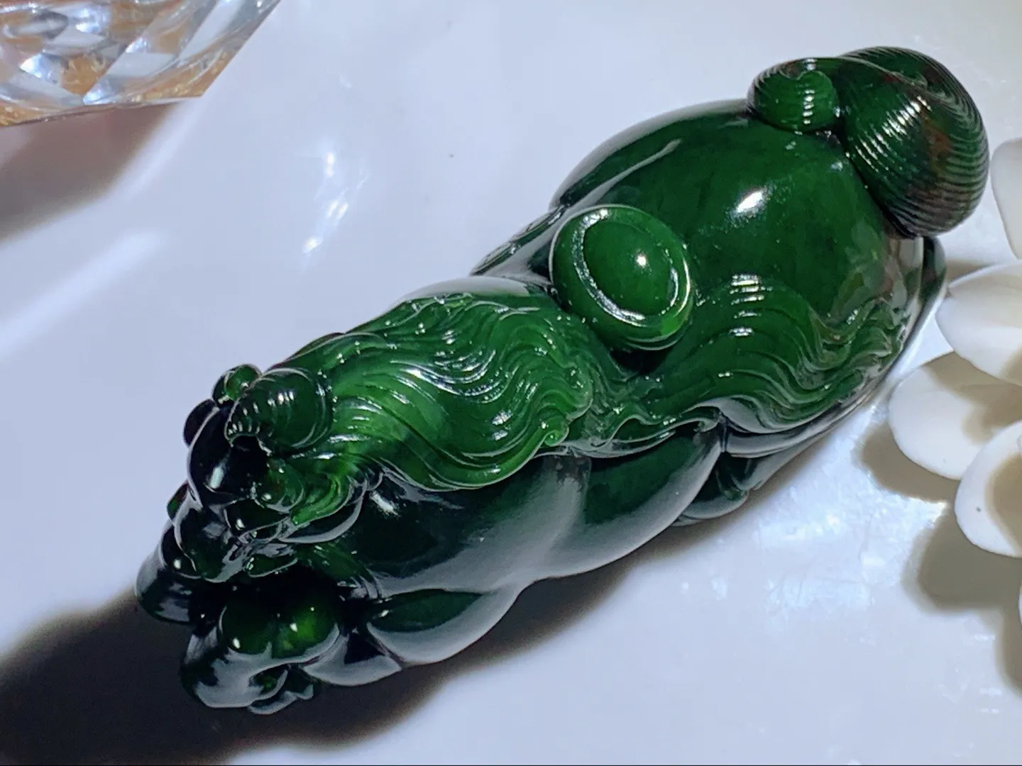 和田玉菠菜绿俄罗斯红皮碧玉把件马上有钱挂件尺寸105/38/54重279克。玉质细腻油润。手推出油。品相大气。lt26209