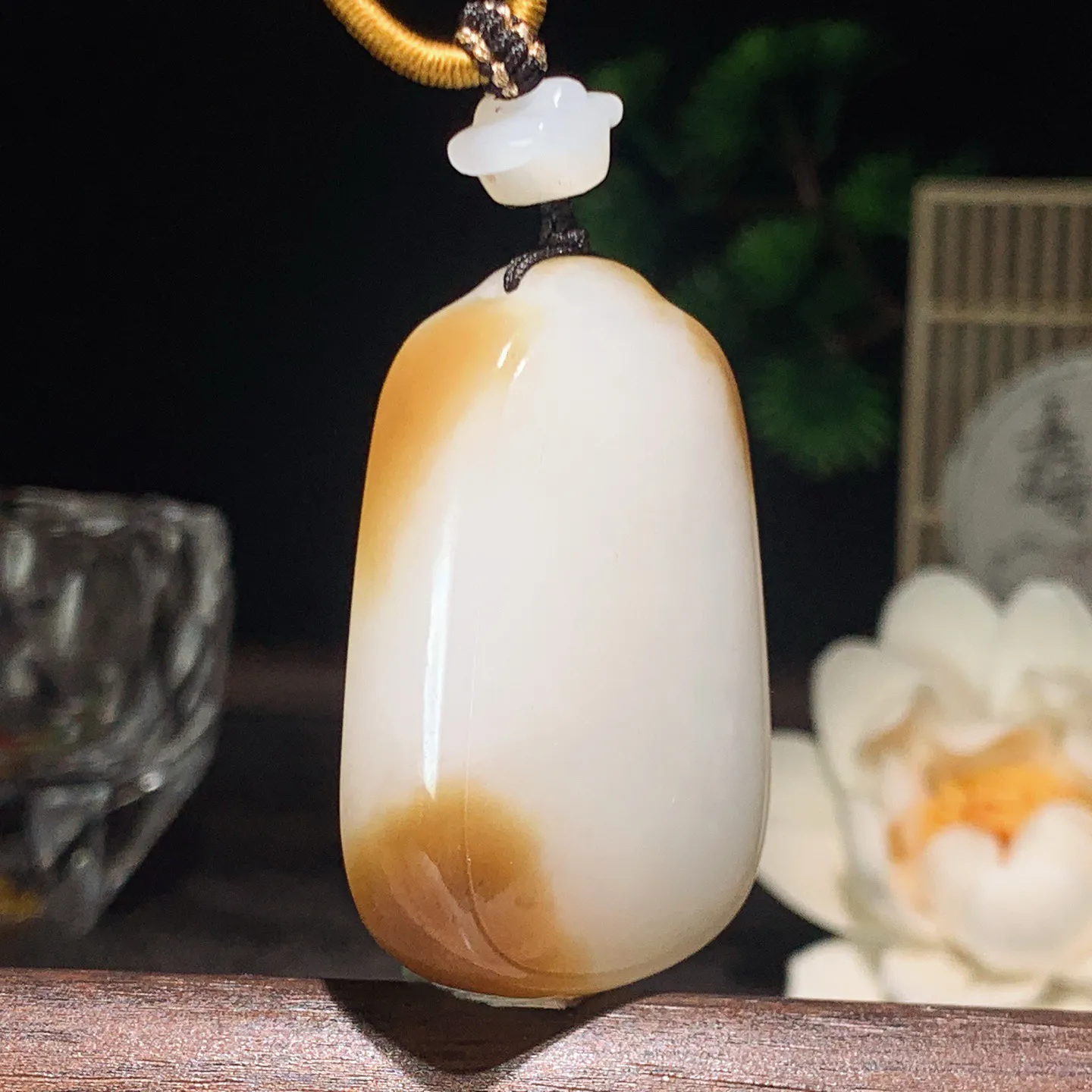 新疆和田玉白玉且末糖羊脂平安无事挂件 尺寸44/31/13重41.8克。玉质细腻油润。手推出油。佩戴高端典雅。lt260209