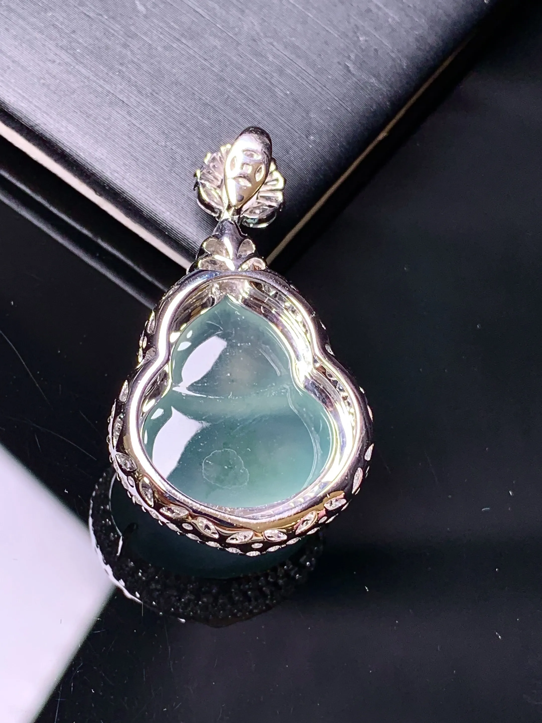 18k金钻镶嵌冰种葫芦吊坠 玉质细腻 色泽艳丽清新 整体尺寸34.5*20.3*11