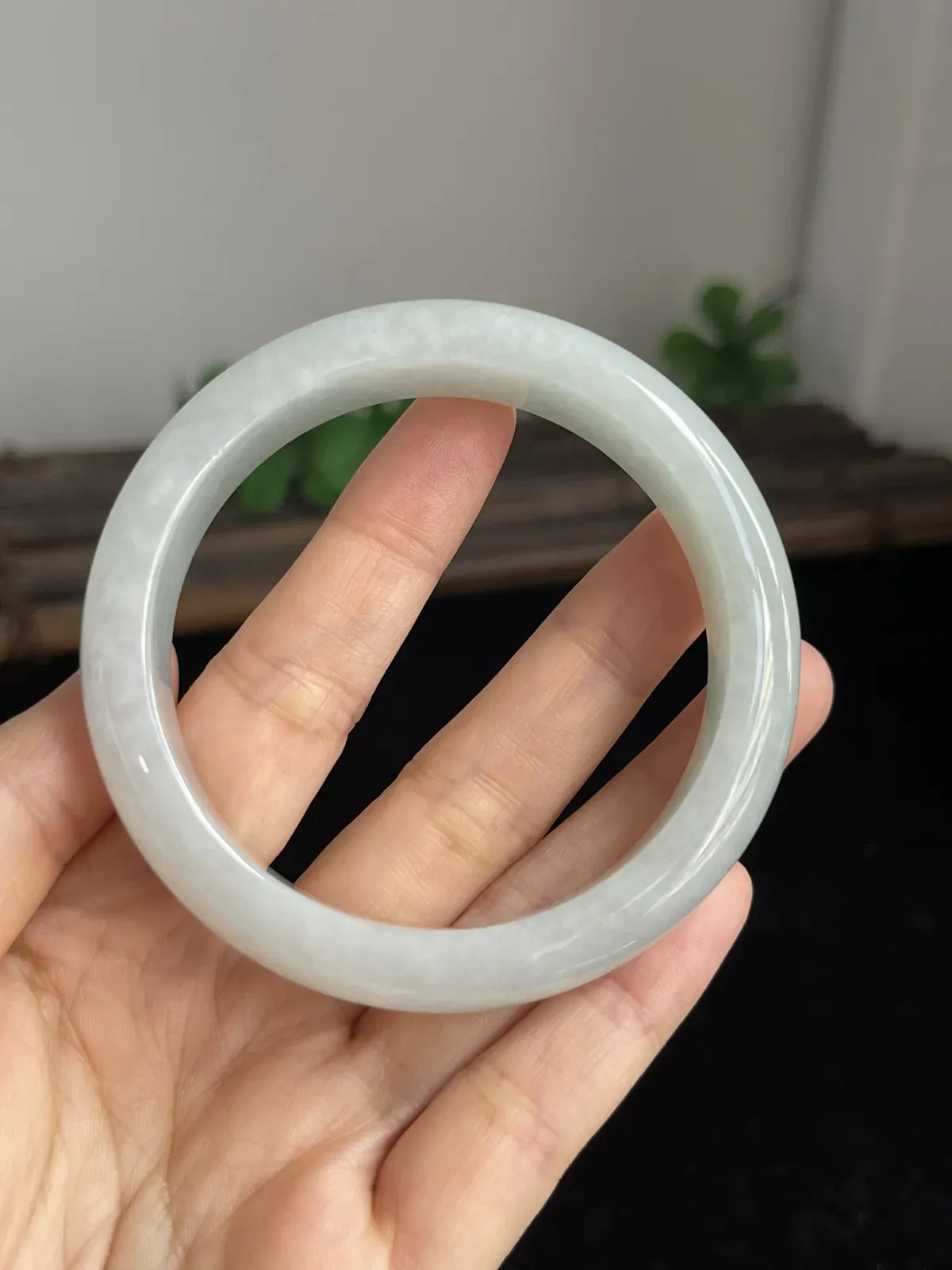 正圈56圈口，翡翠糯化种淡绿色手镯