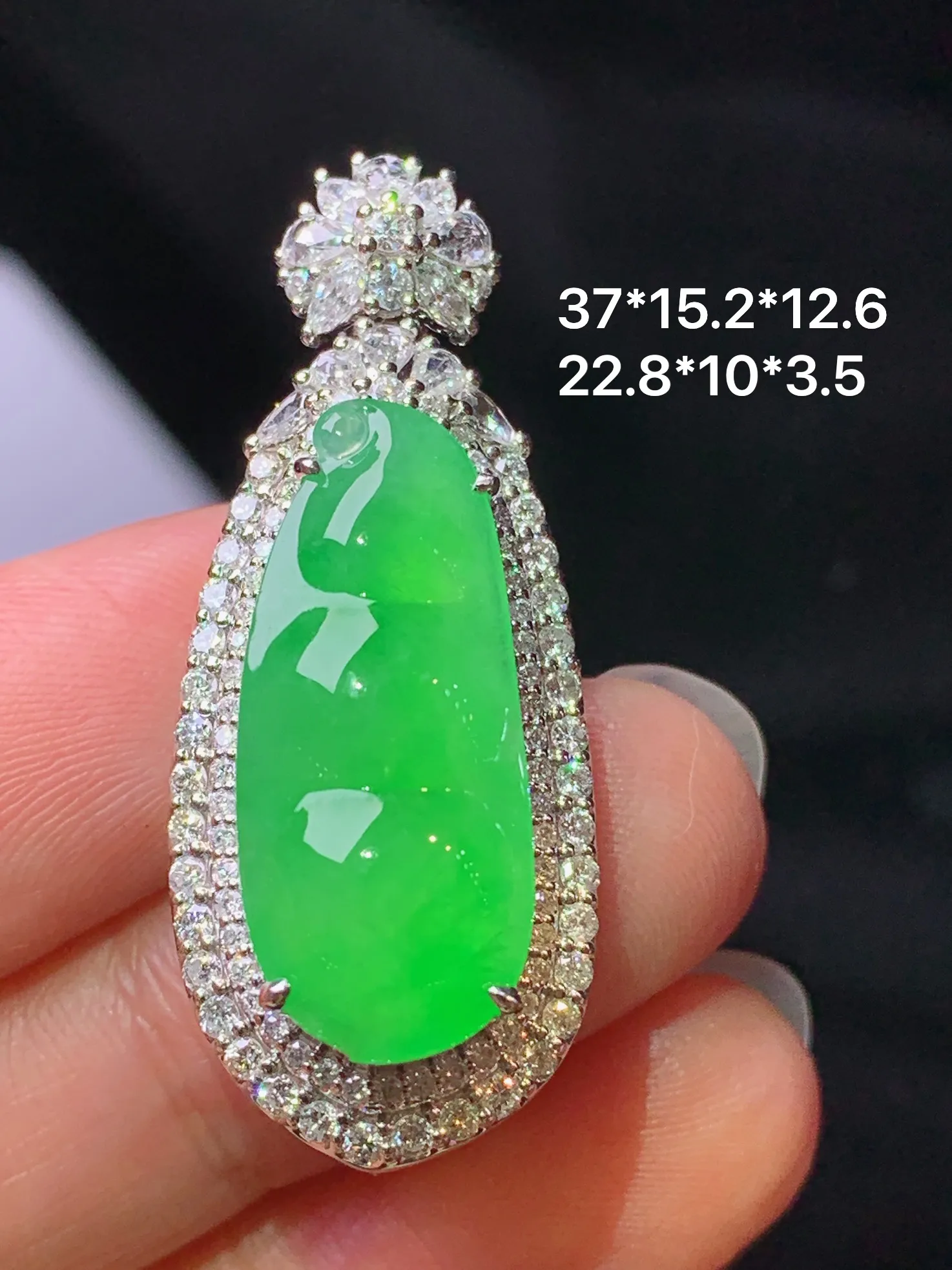 18k金钻镶嵌翠绿四季豆吊坠 玉质细腻 色泽艳丽清新 整体尺寸37*15.2*12.6