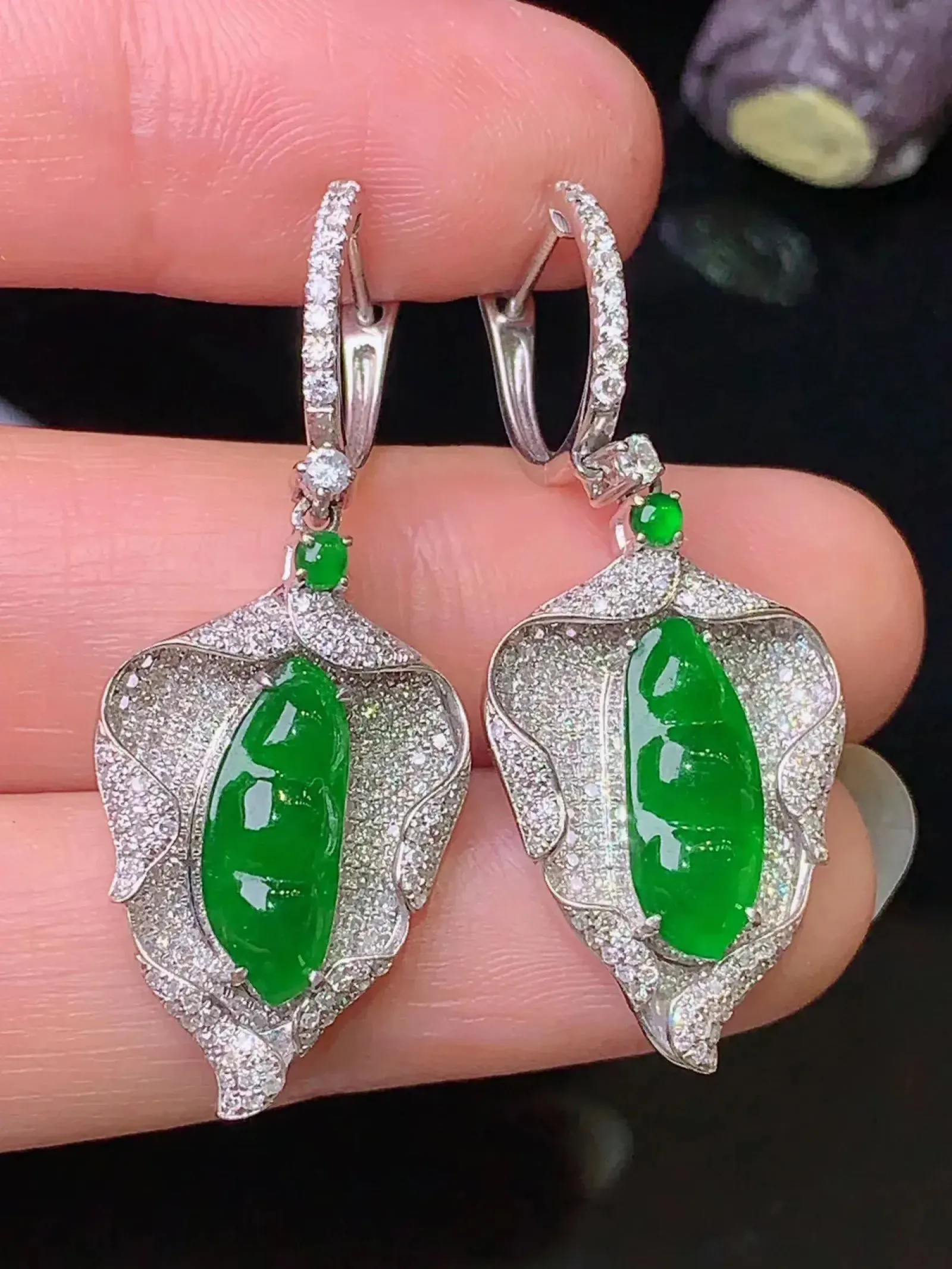 18k金钻镶嵌满绿四季豆耳坠 玉质细腻 色泽艳丽清新 整体尺寸40*15*5.2