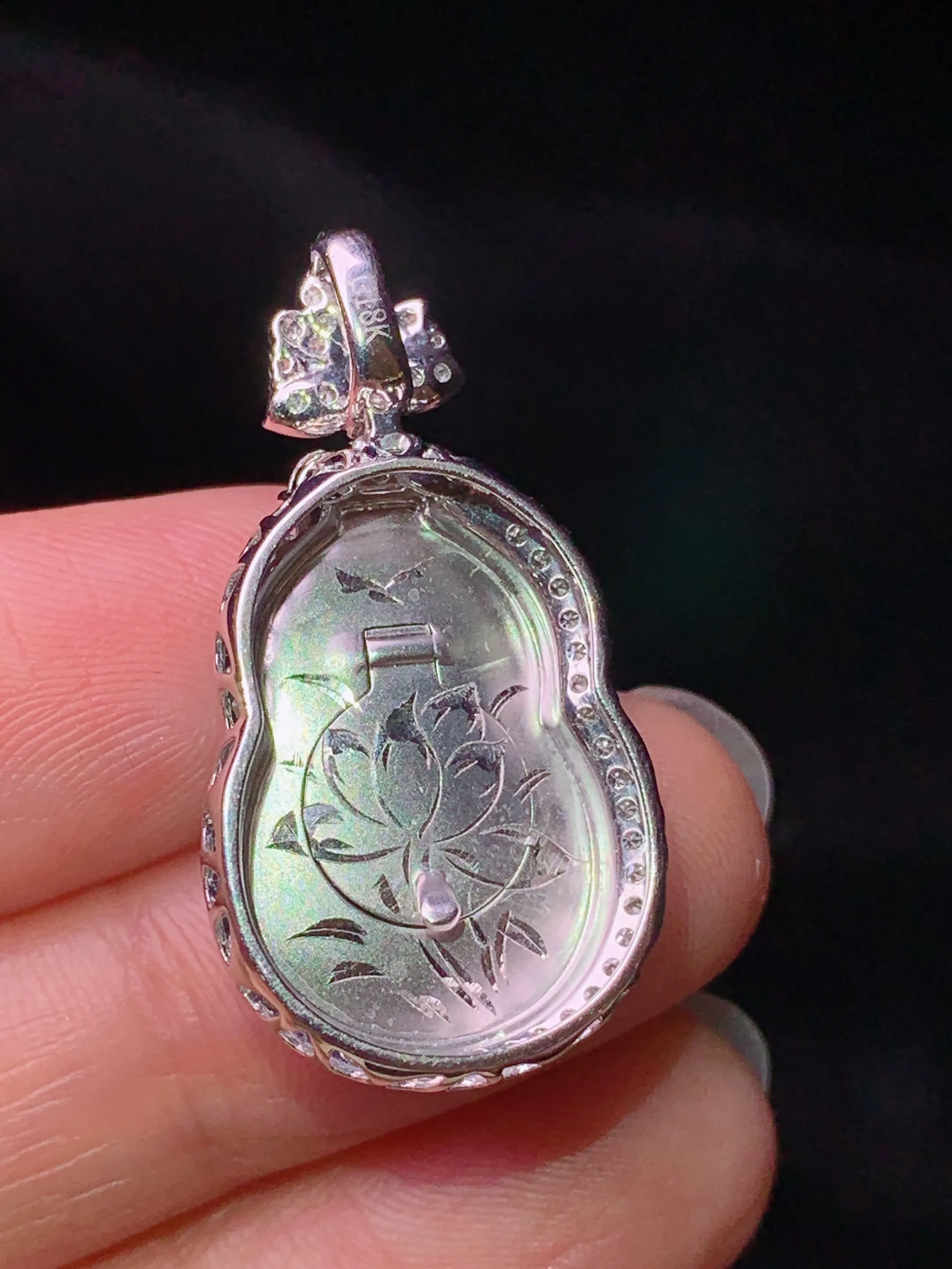 18k金钻镶嵌翠绿葫芦吊坠 玉质细腻 色泽艳丽清新 整体尺寸31*16.3*8.2