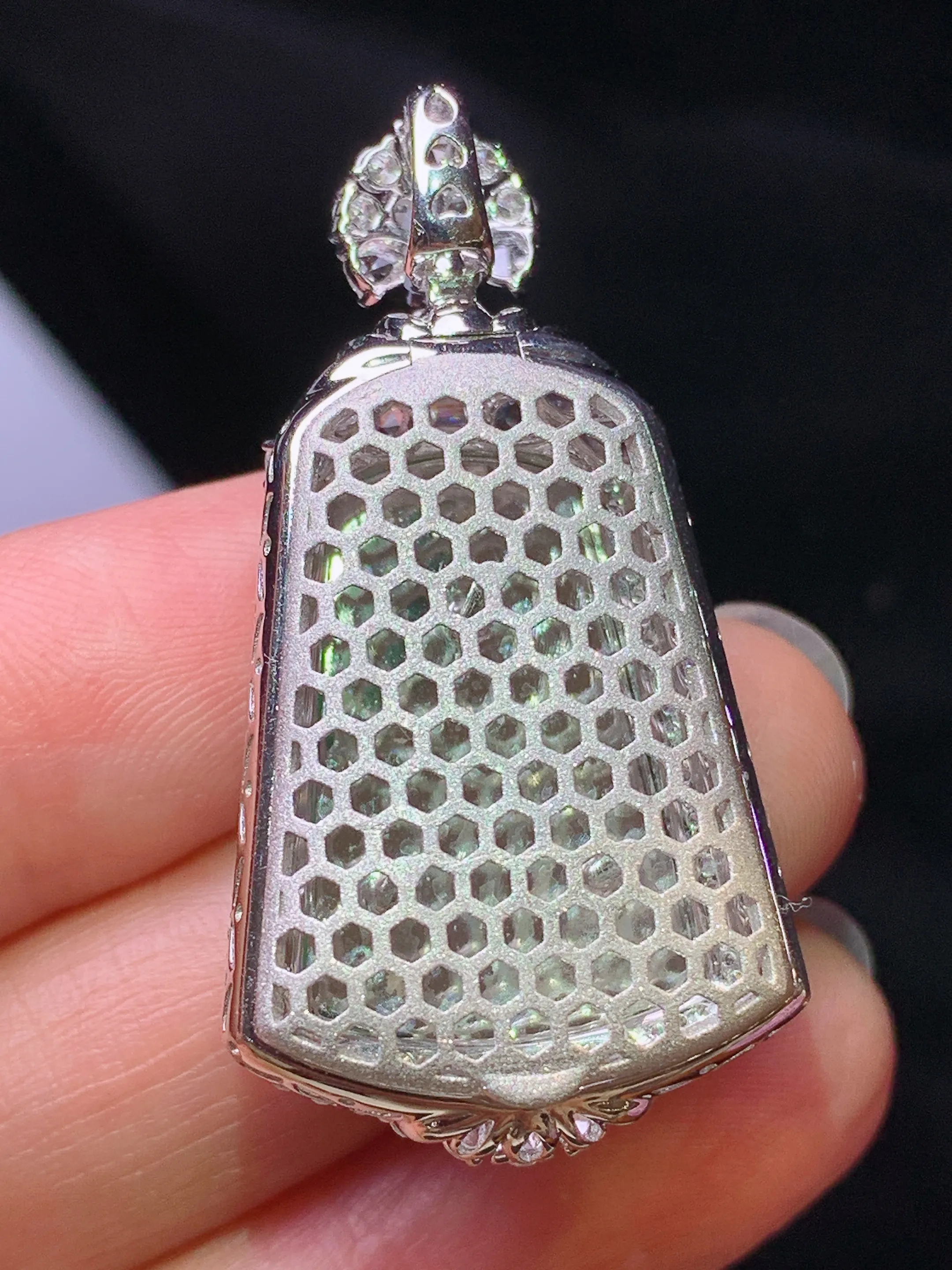 18k金钻镶嵌翠绿无事牌吊坠 玉质细腻 色泽艳丽清新 整体尺寸40.5*21.1*11.3