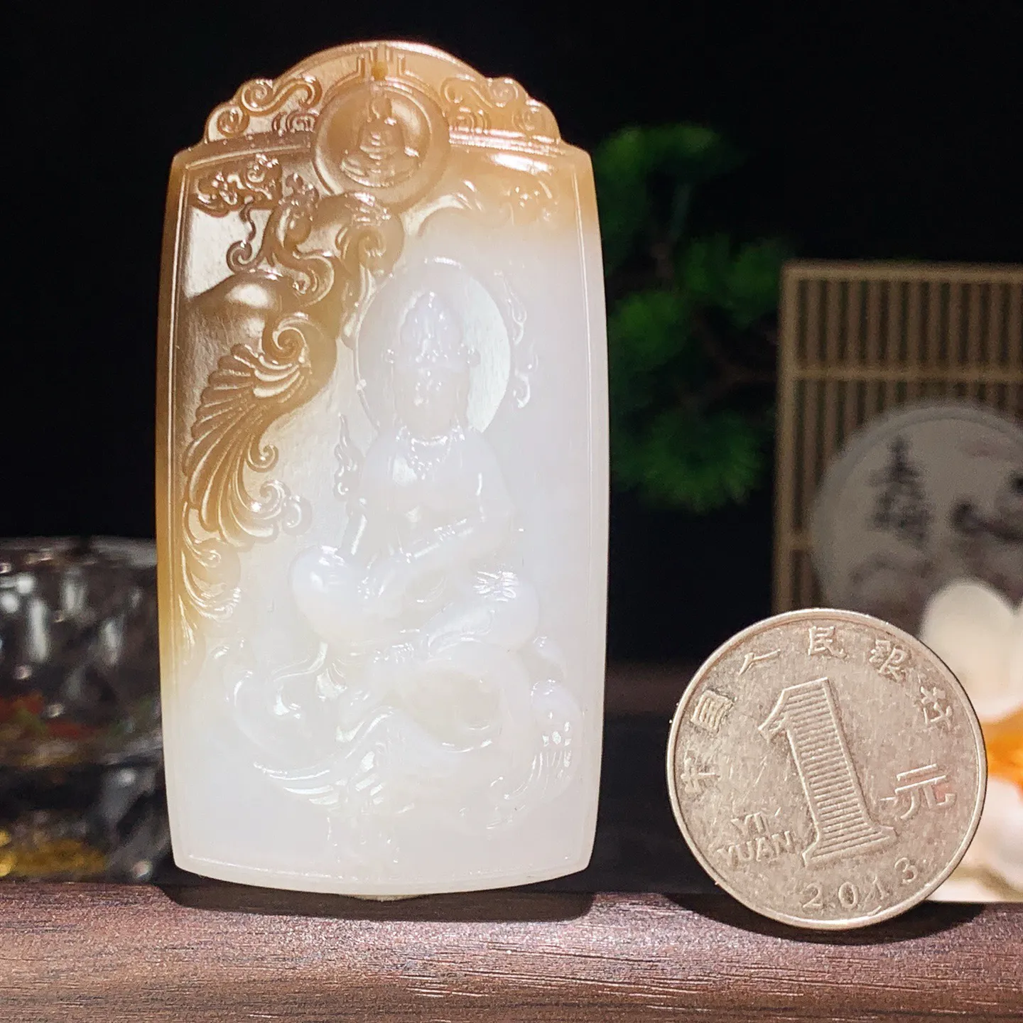 新疆和田玉白玉且末糖观音挂件 尺寸67/35/12重61克。玉质细腻油润。手推出油。佩戴高端典雅。lt260209