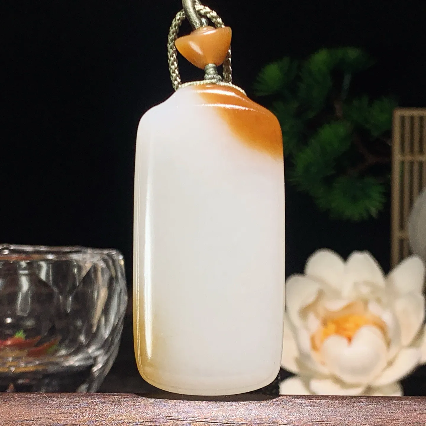 新疆和田玉白玉且末糖羊脂平安无事挂件 尺寸56/27/10重42克。玉质细腻油润。手推出油。佩戴高端