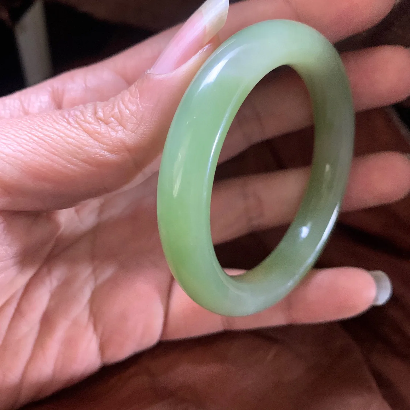 土豪款，和田玉52.5圈口翠青手镯，镯型古朴典雅。在诗情画意的雨巷相遇，你是我腕间的一抹风情，有你眸