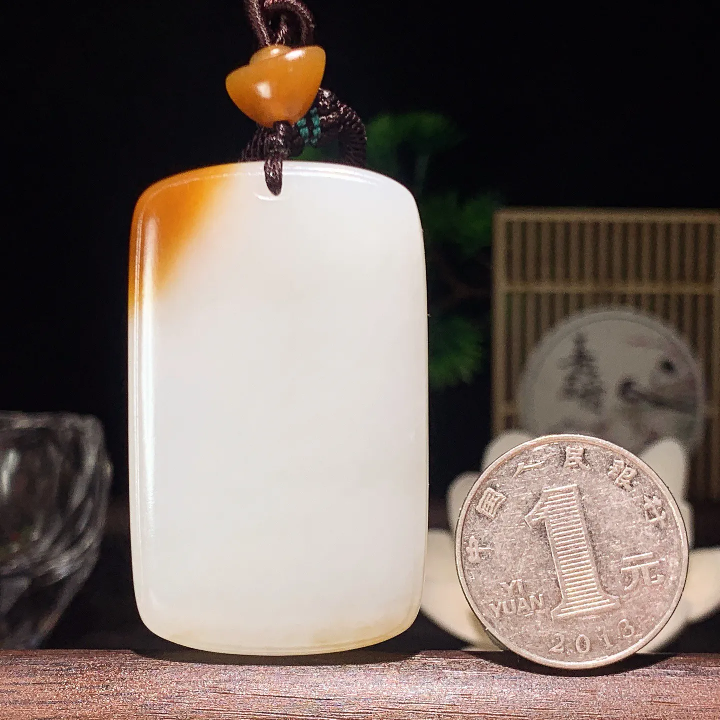 新疆和田玉白玉且末糖羊脂平安无事挂件 尺寸53/32/9重45克。玉质细腻油润。手推出油。佩戴高端典雅。lt260209