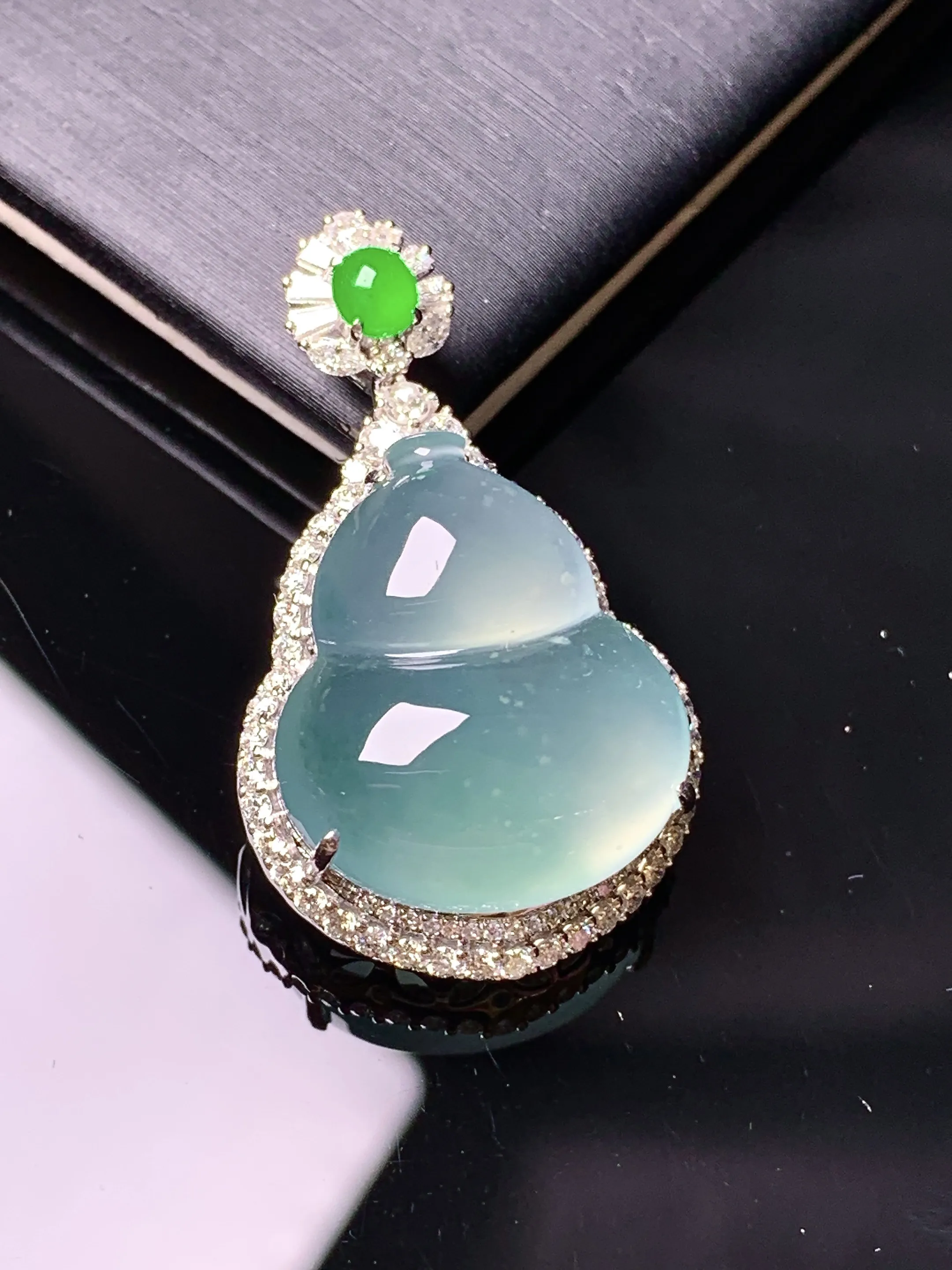 18k金钻镶嵌冰种葫芦吊坠 玉质细腻 色泽艳丽清新 整体尺寸34.5*20.3*11