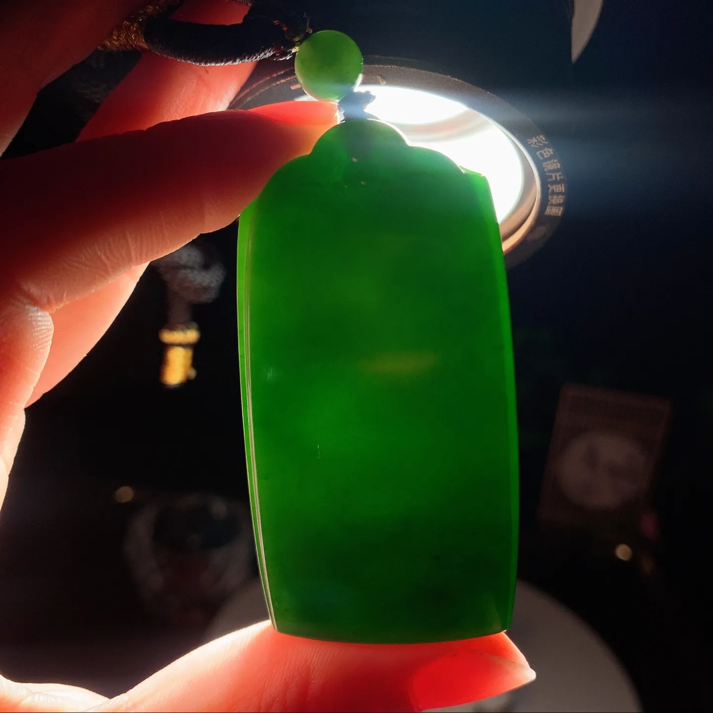 和田玉菠菜绿绿俄罗斯碧玉平安无事牌挂件。尺寸61/32/9重48.8克 玉质细腻油润 底色纯净 脂粉好，品质好。lt26209