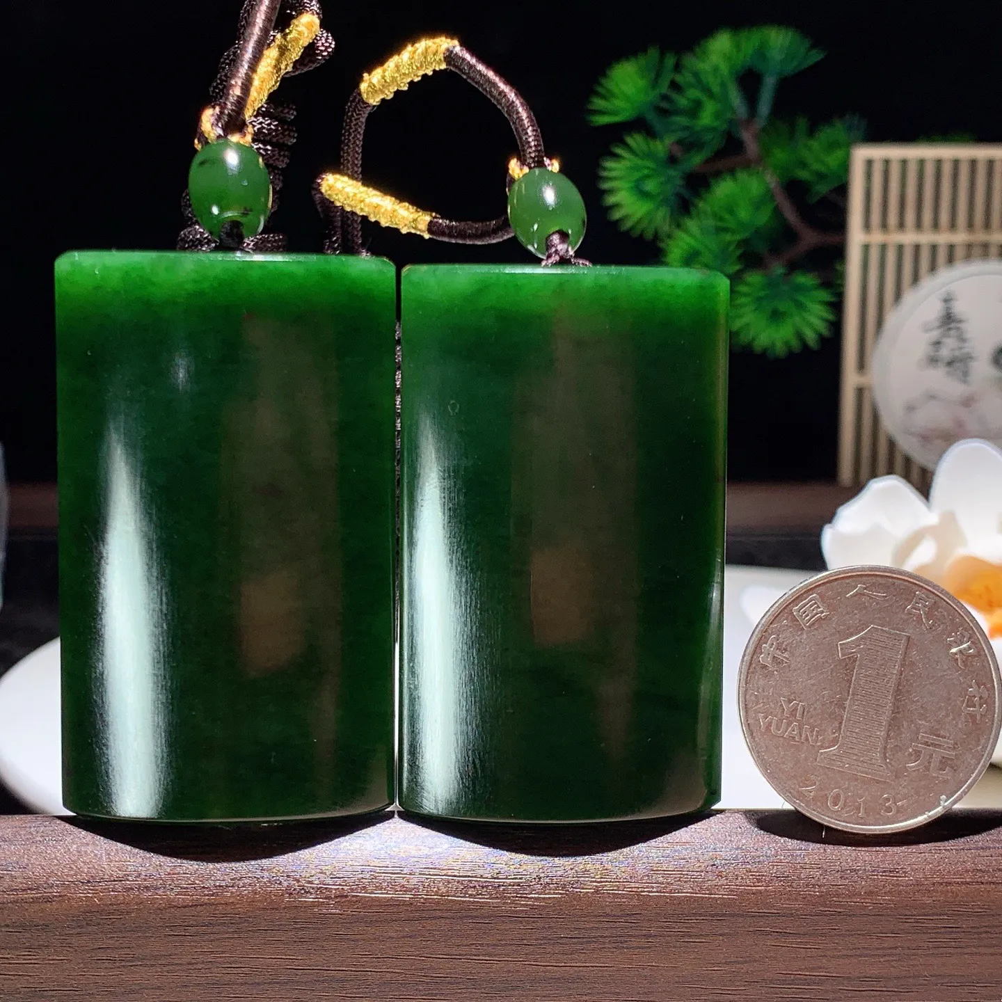 一个价！和田玉菠菜绿绿俄罗斯碧玉平安无事牌挂件。尺寸52/31/10重42.6克 玉质细腻油润 底色纯净 脂粉好，品质好。lt26209