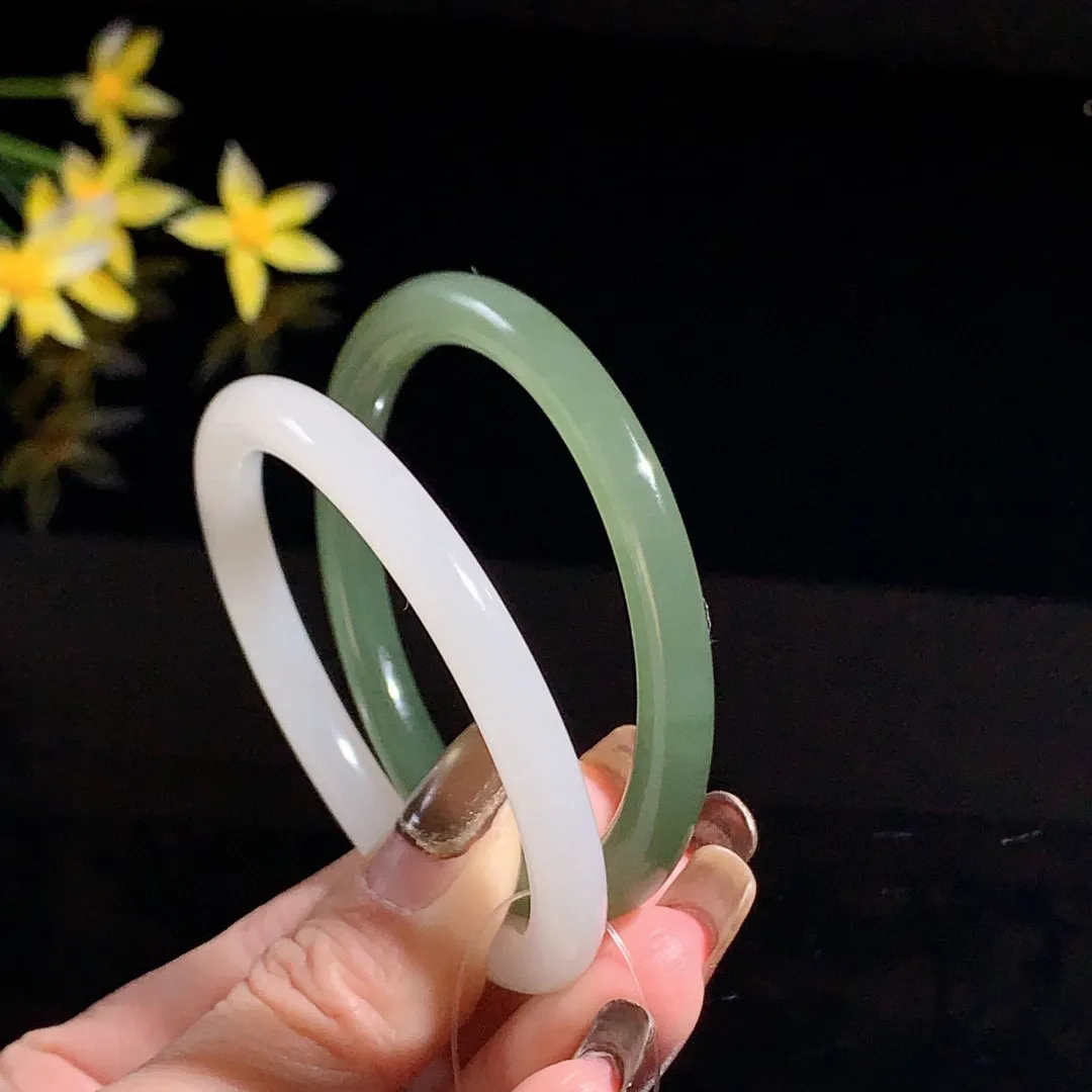 对镯！和田玉51圈口白玉加湖水绿对镯手镯，玉质细腻油润 底色纯净  无裂无杂 脂粉好，品质好